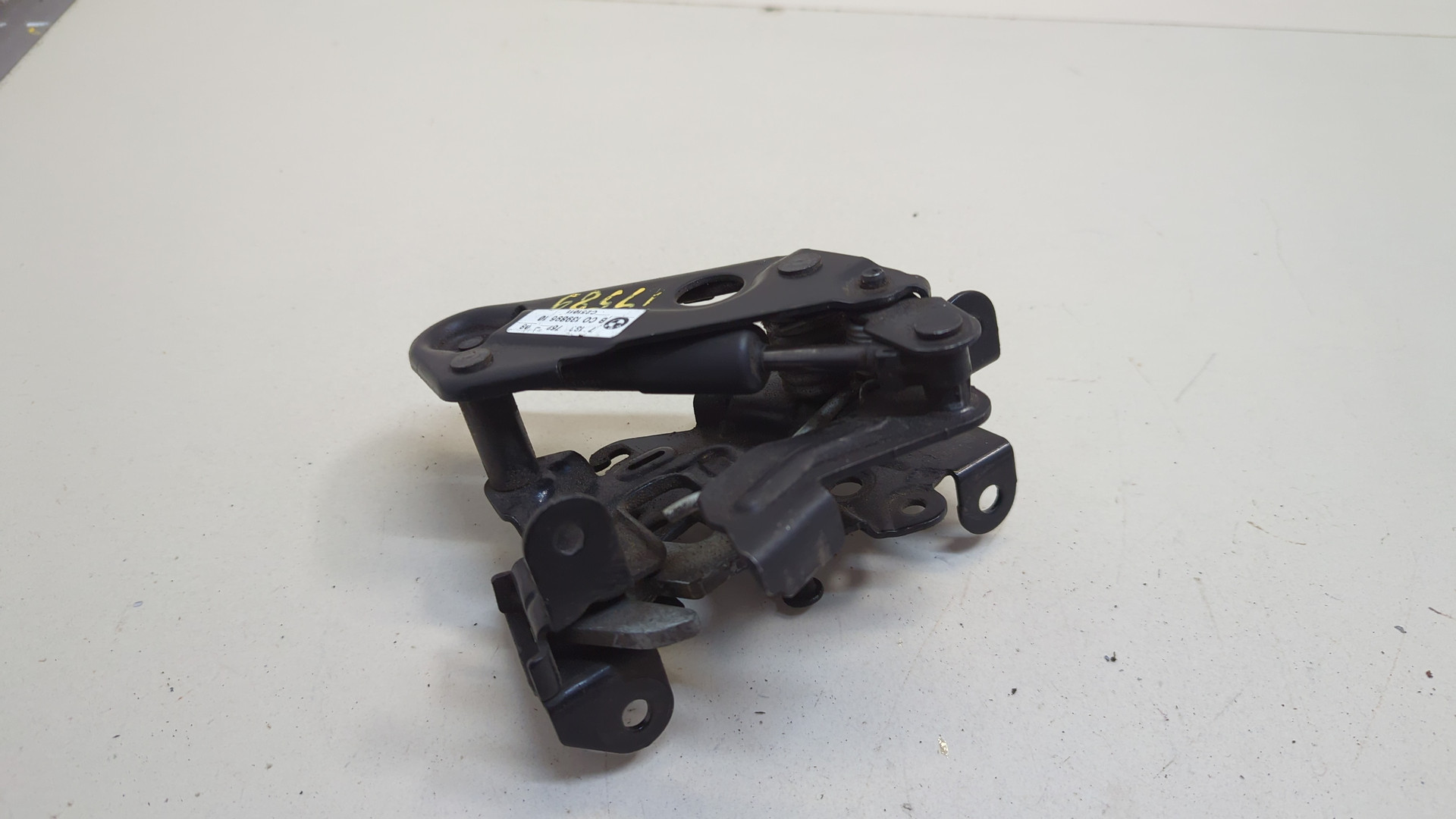 Замок капота