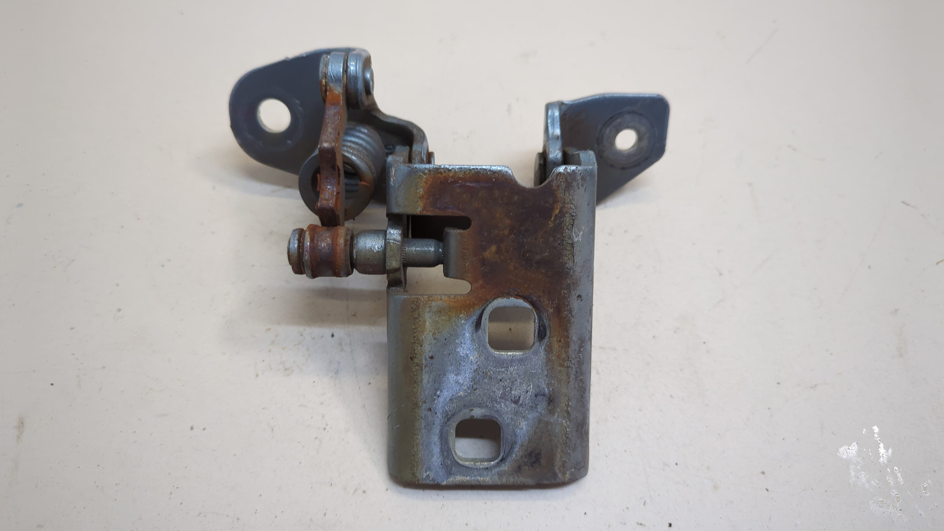 Петля двери