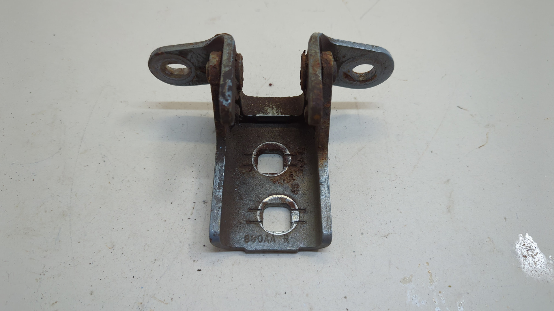 Петля двери