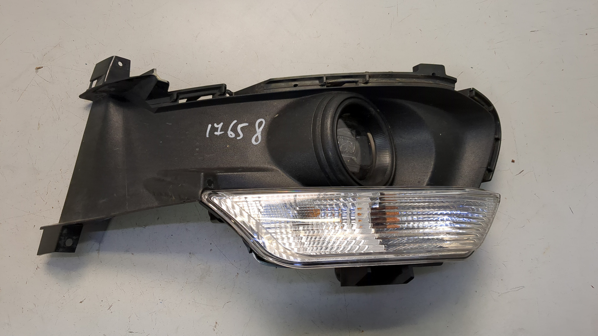 Фара противотуманная левая