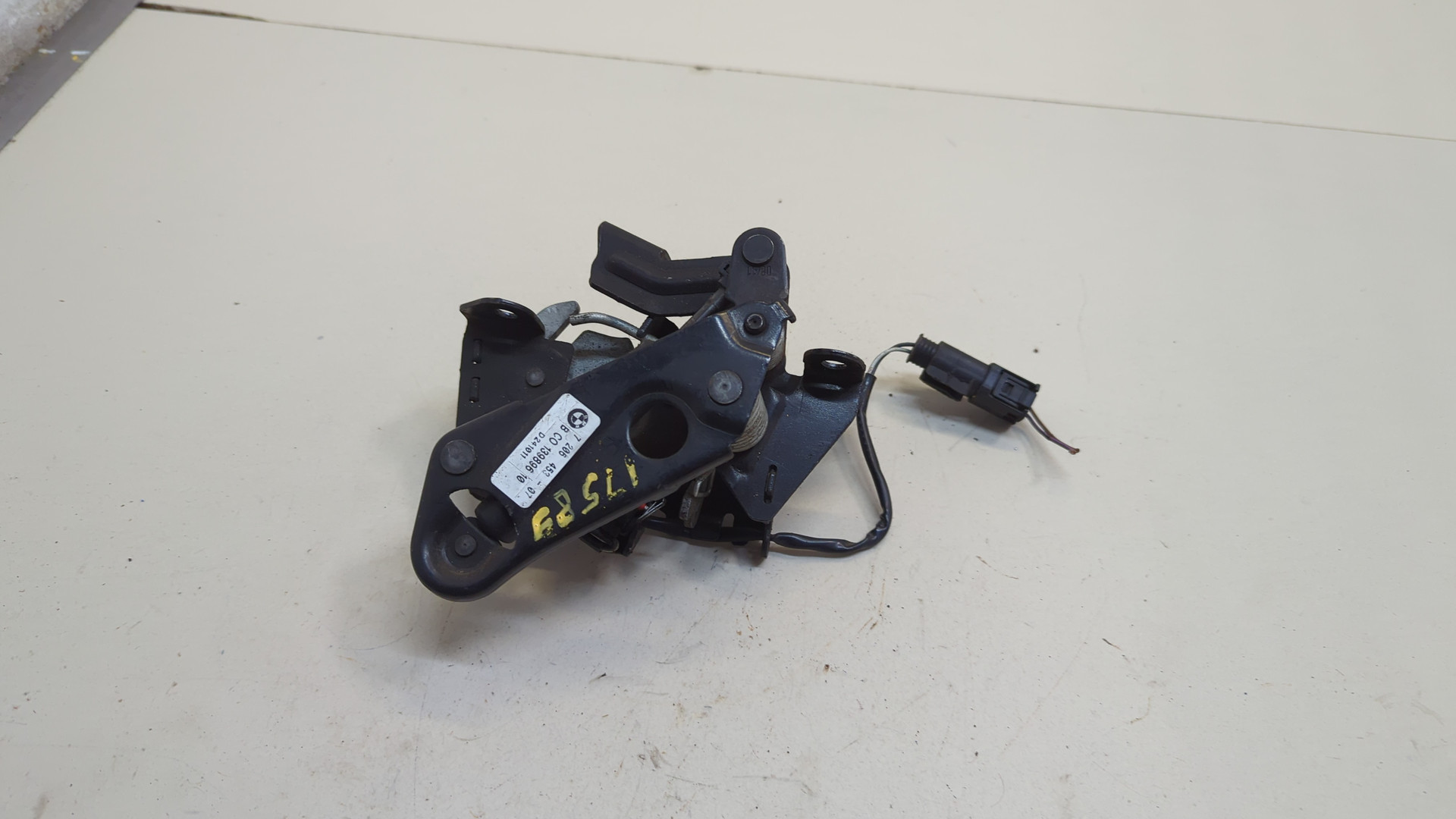 Замок капота