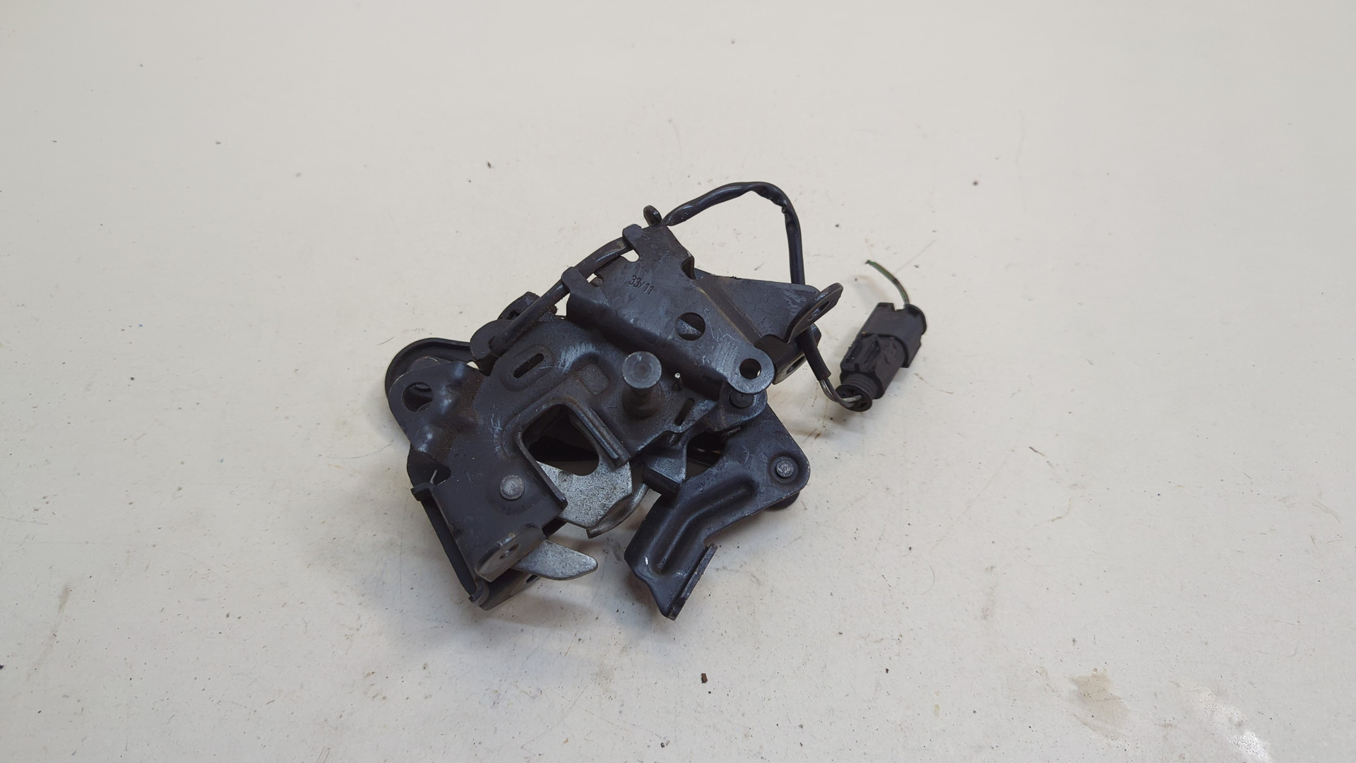 Замок капота