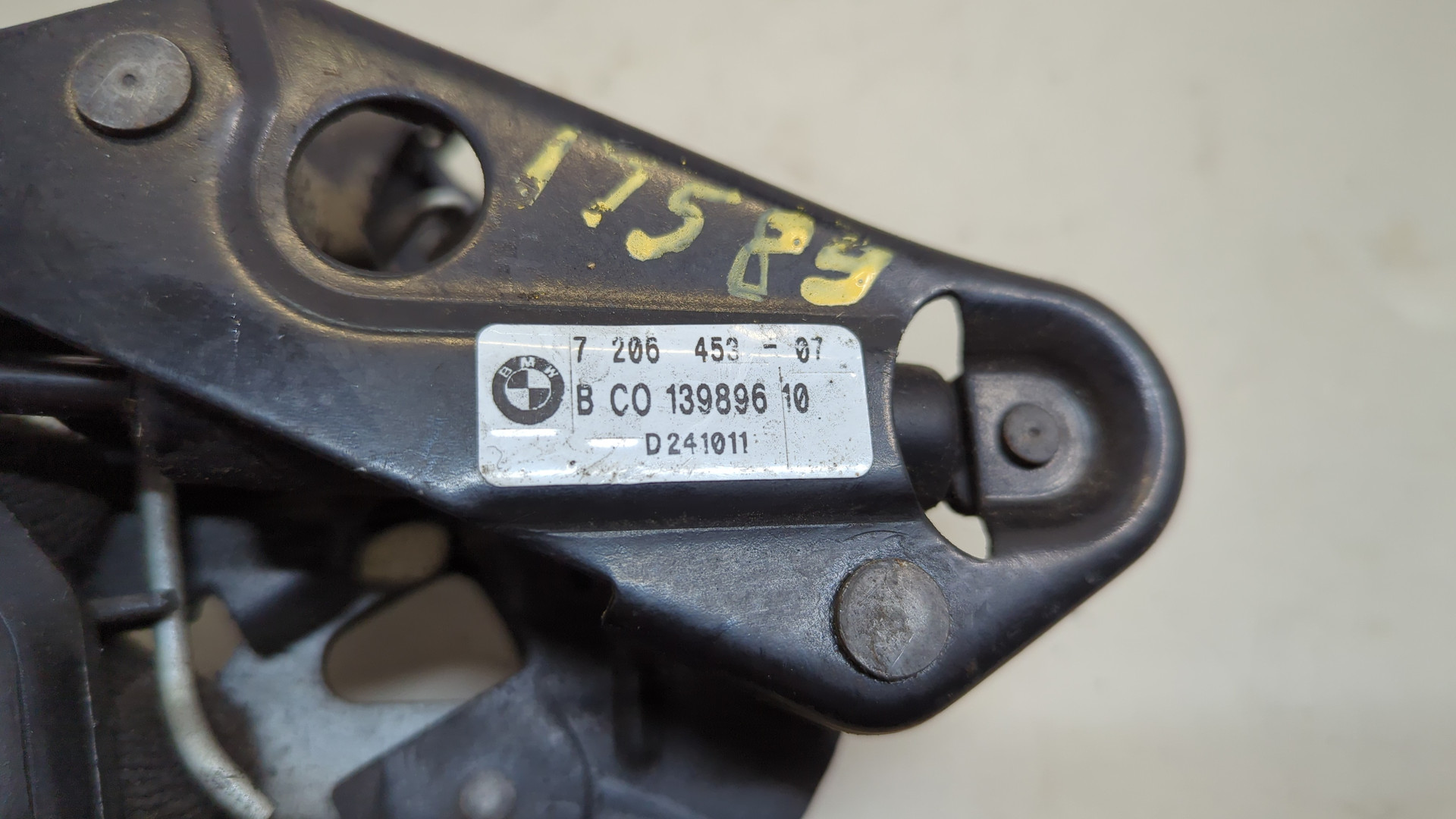 Замок капота