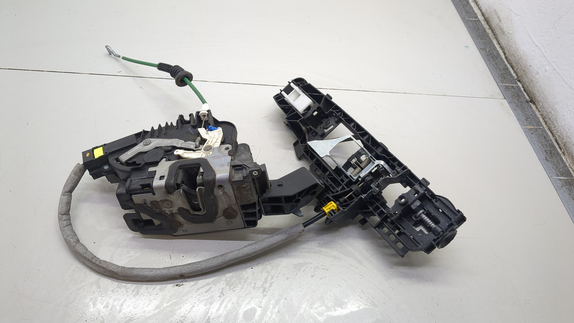 Замок двери задней правой