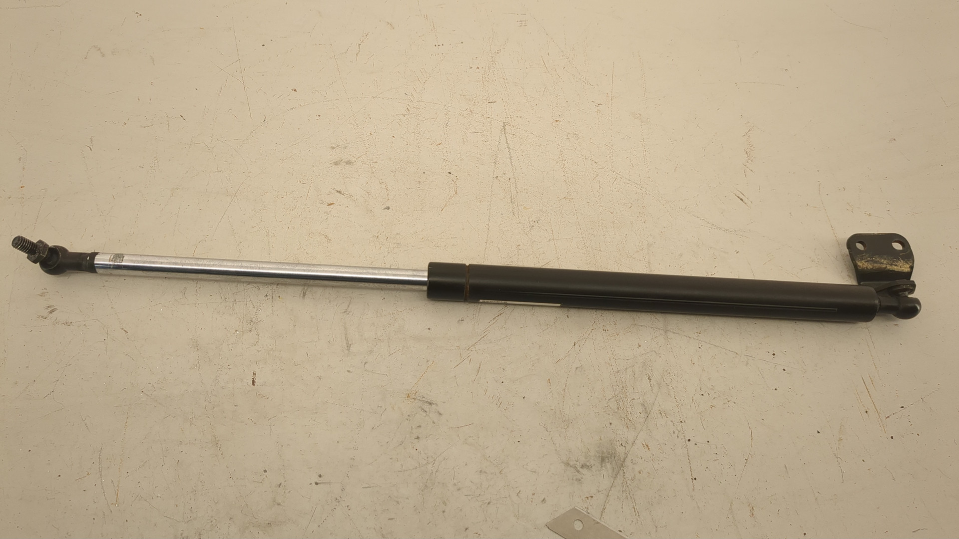 Амортизатор крышки багажника