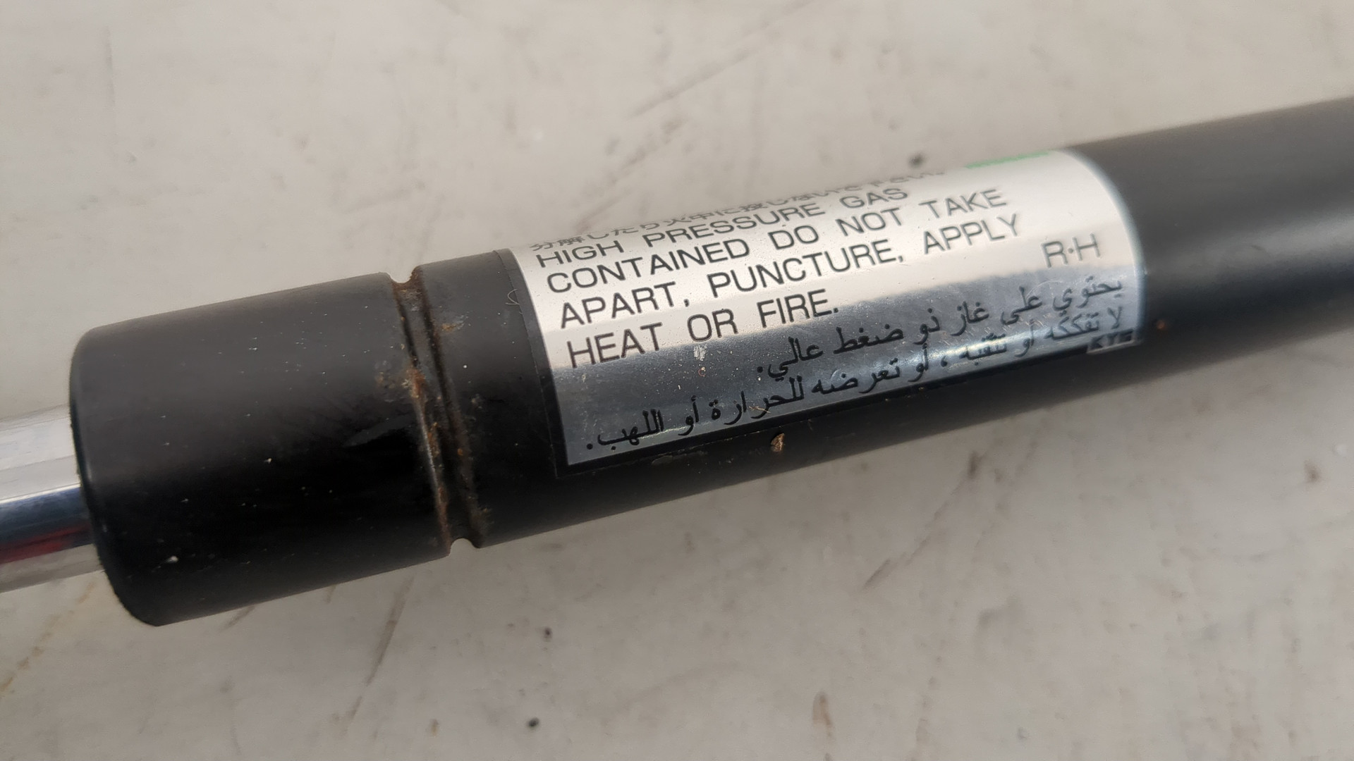 Амортизатор крышки багажника