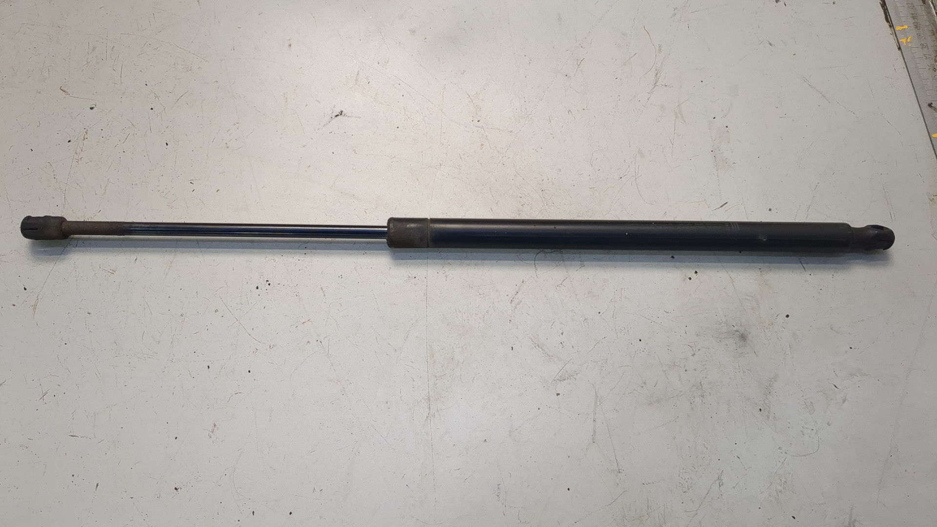 Амортизатор крышки багажника