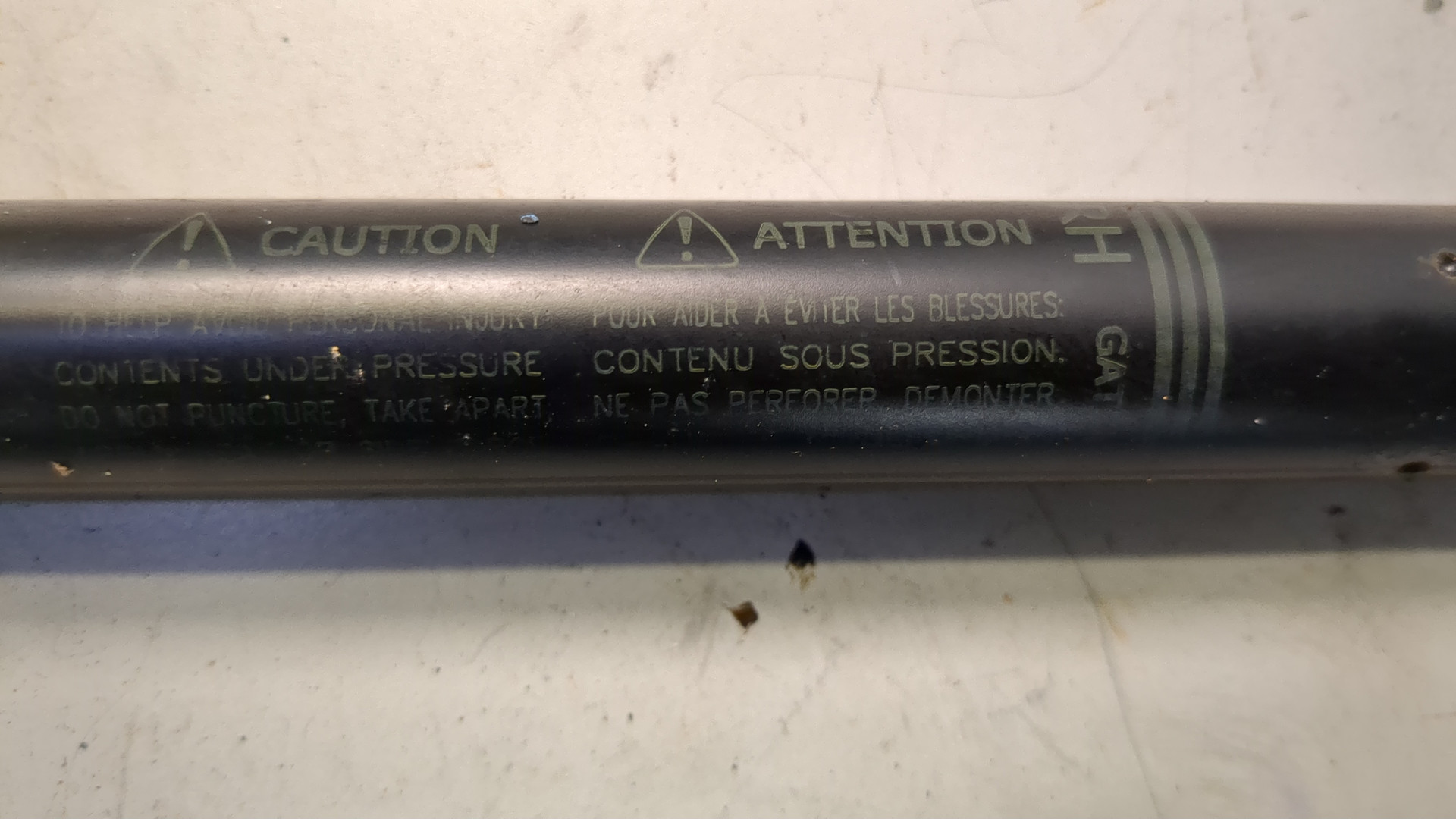 Амортизатор крышки багажника