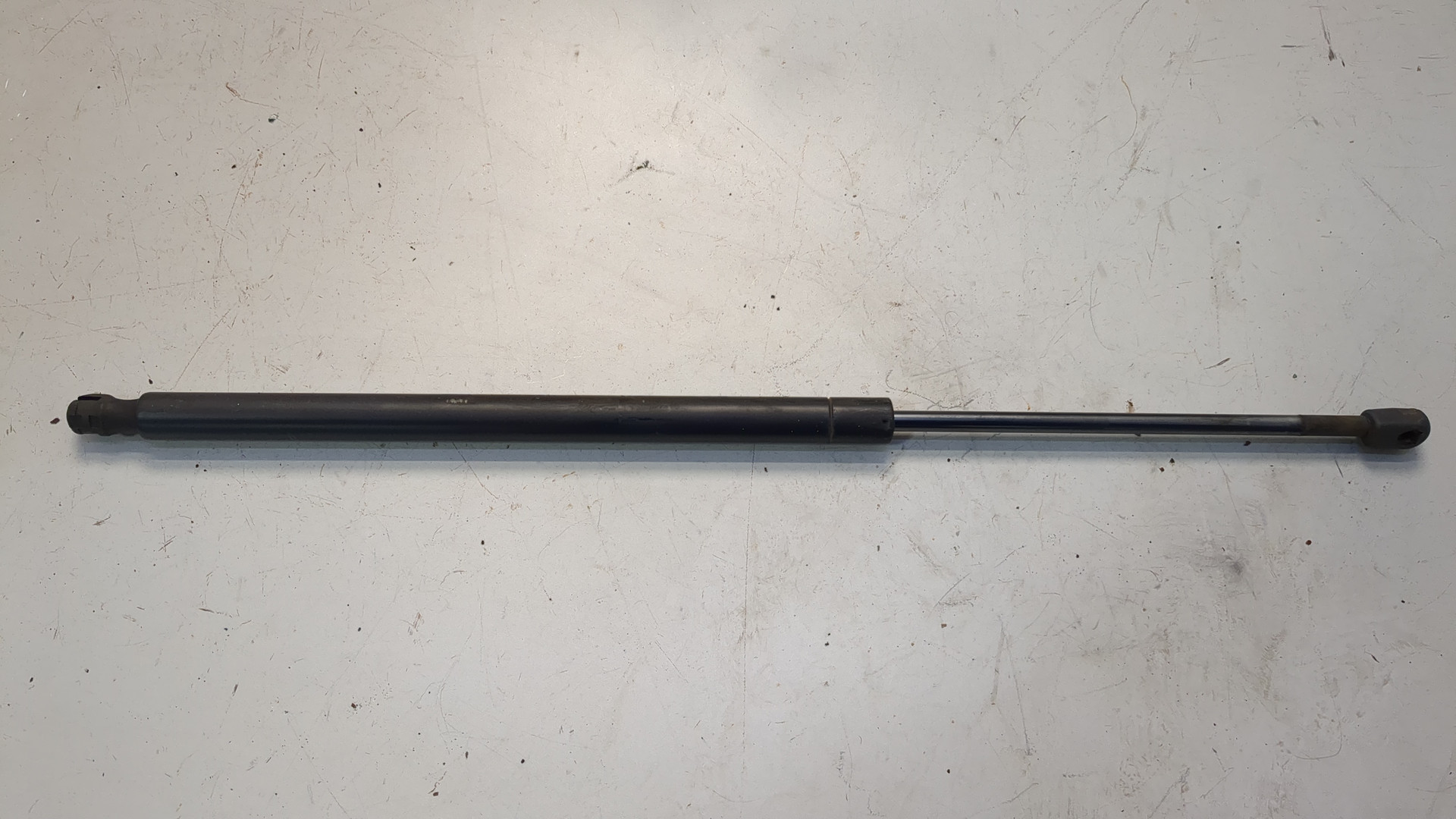 Амортизатор крышки багажника