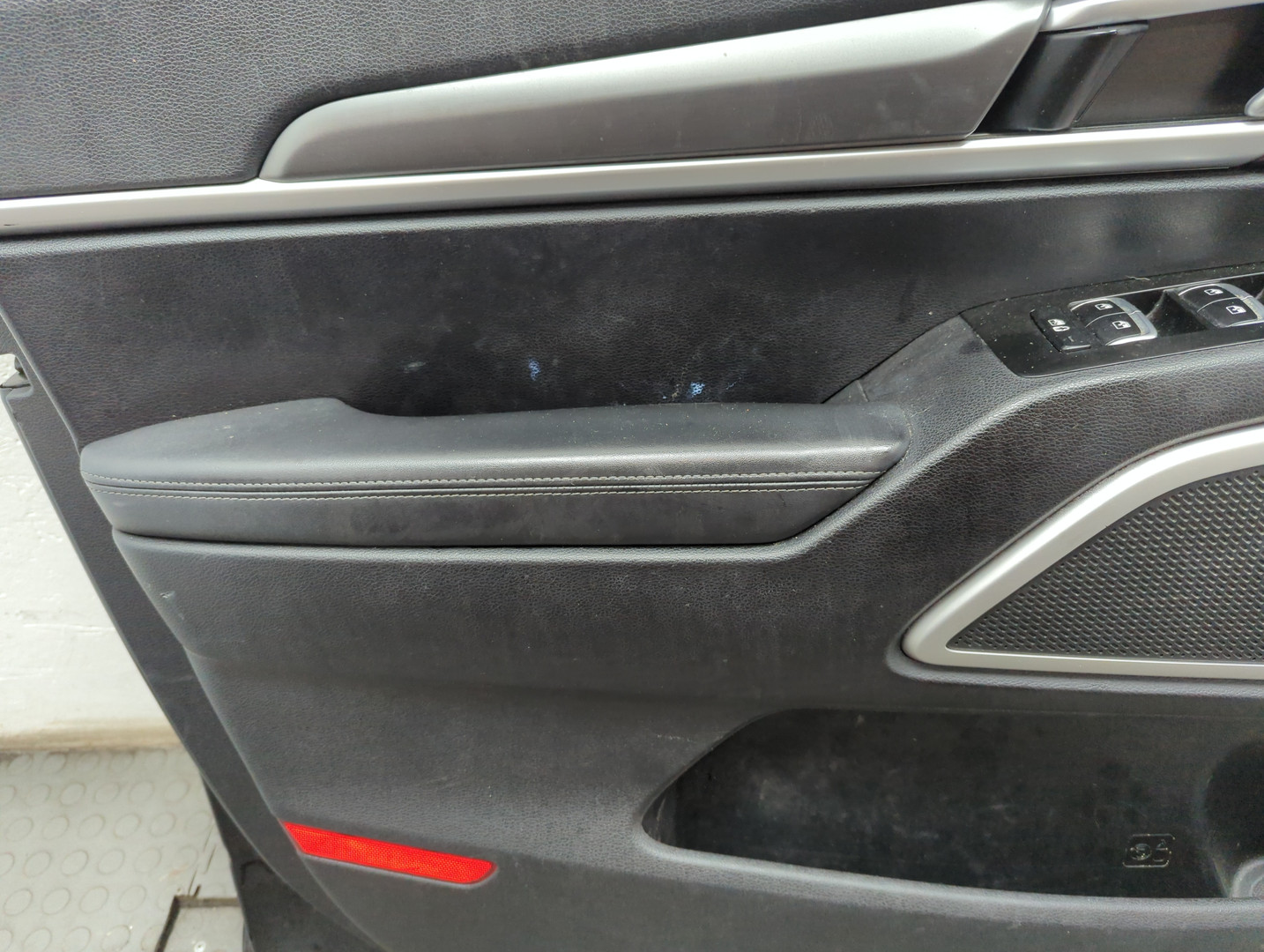 Дверь передняя левая