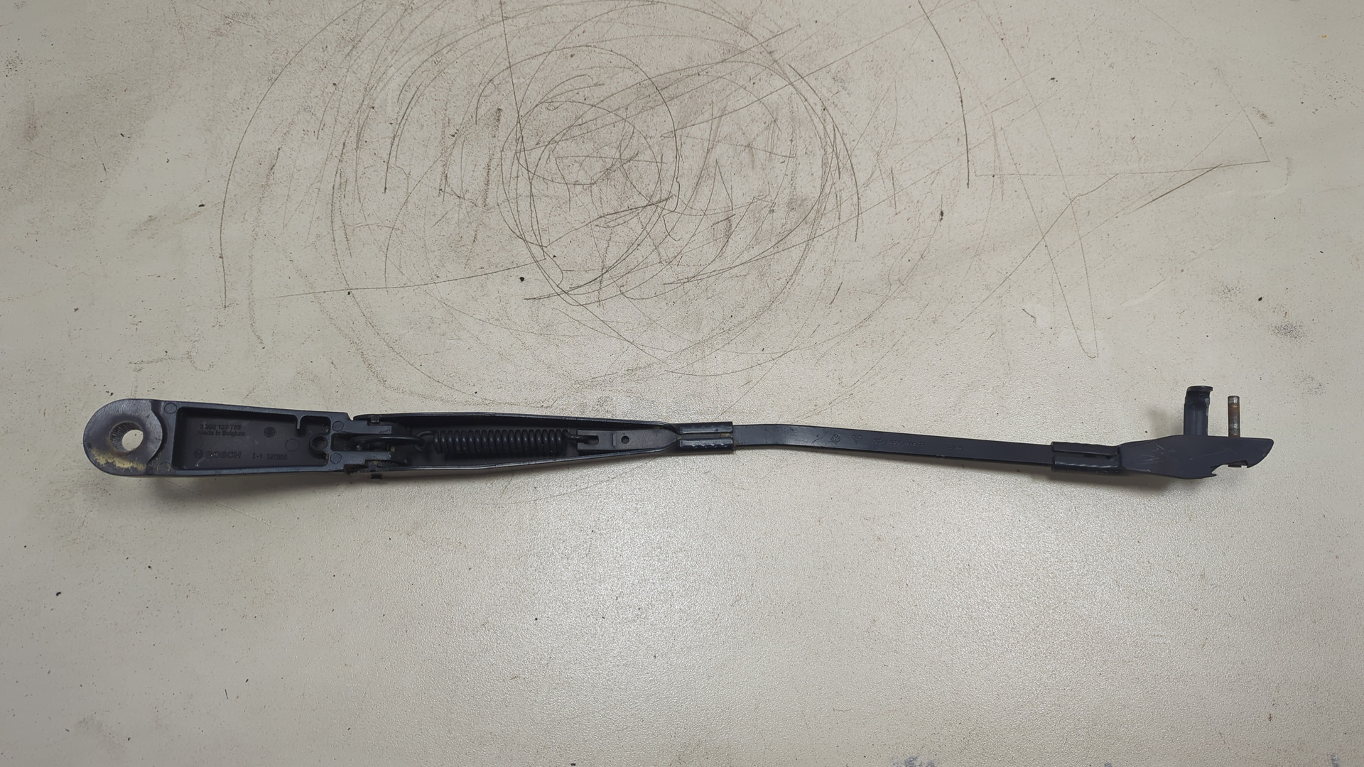 Поводок стеклоочистителя передний левый