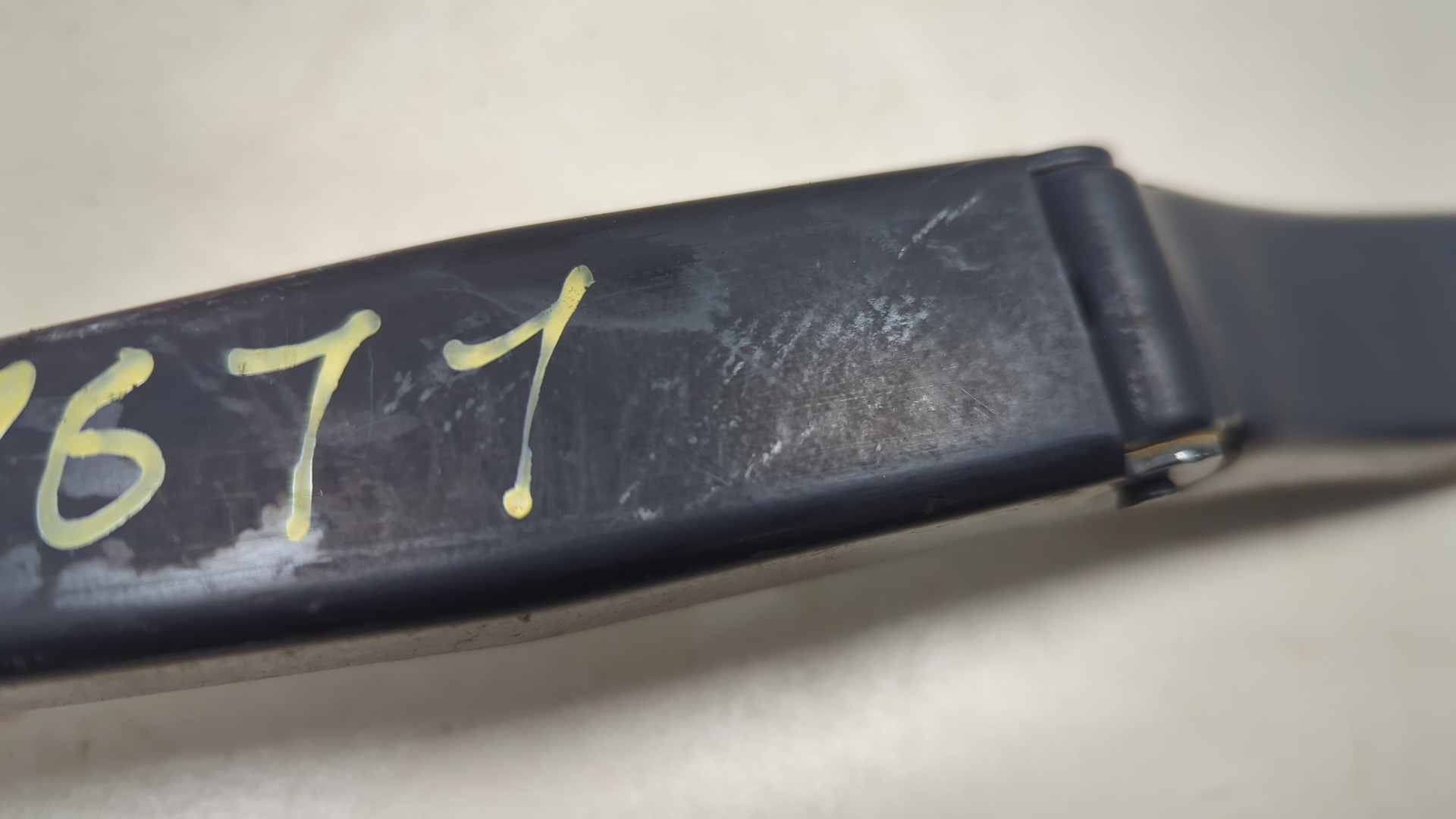 Поводок стеклоочистителя передний левый