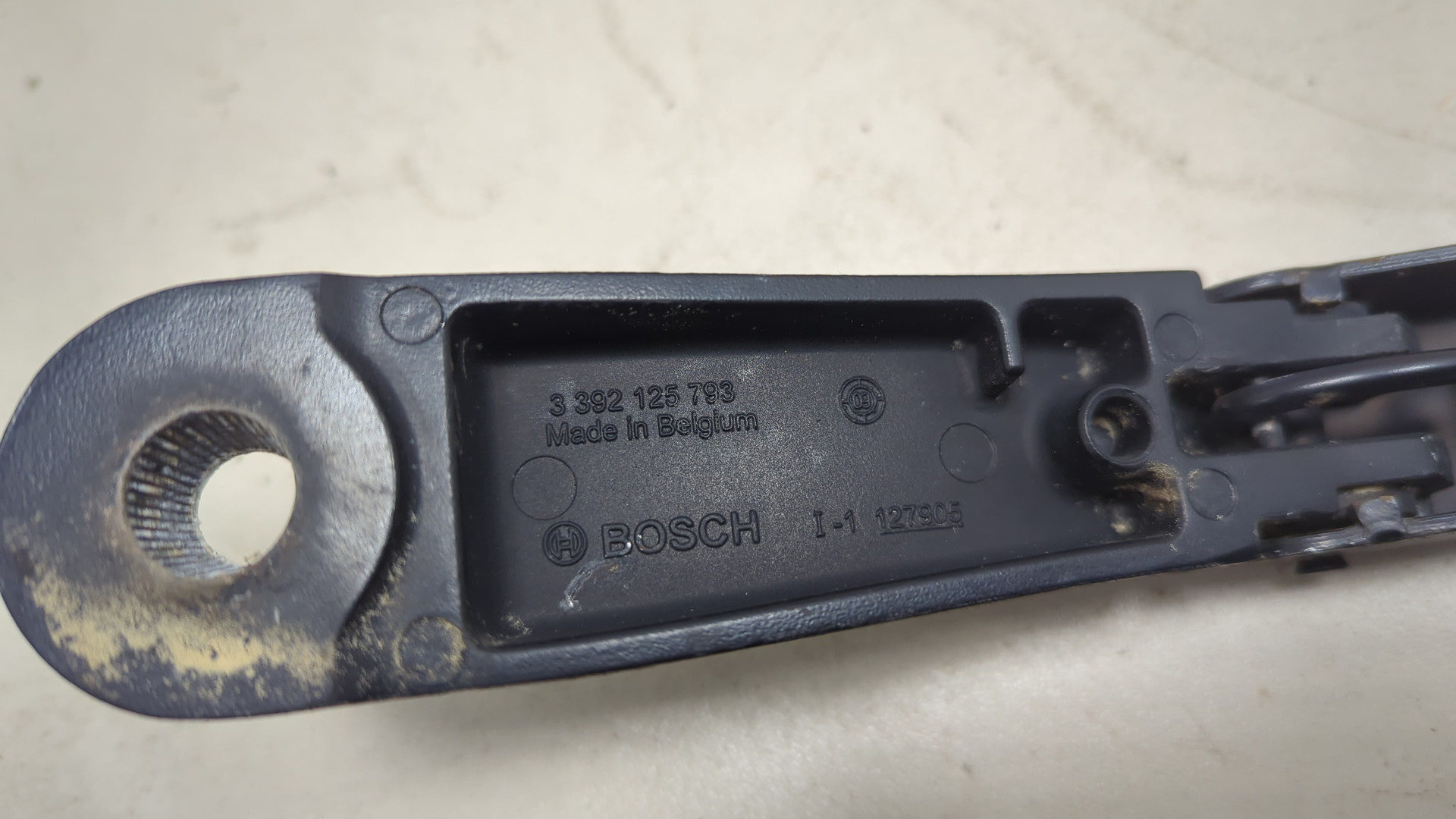 Поводок стеклоочистителя передний левый