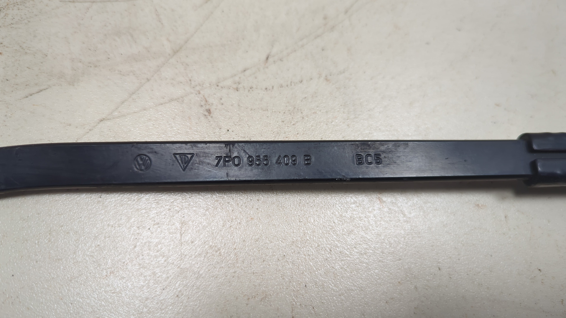 Поводок стеклоочистителя передний левый