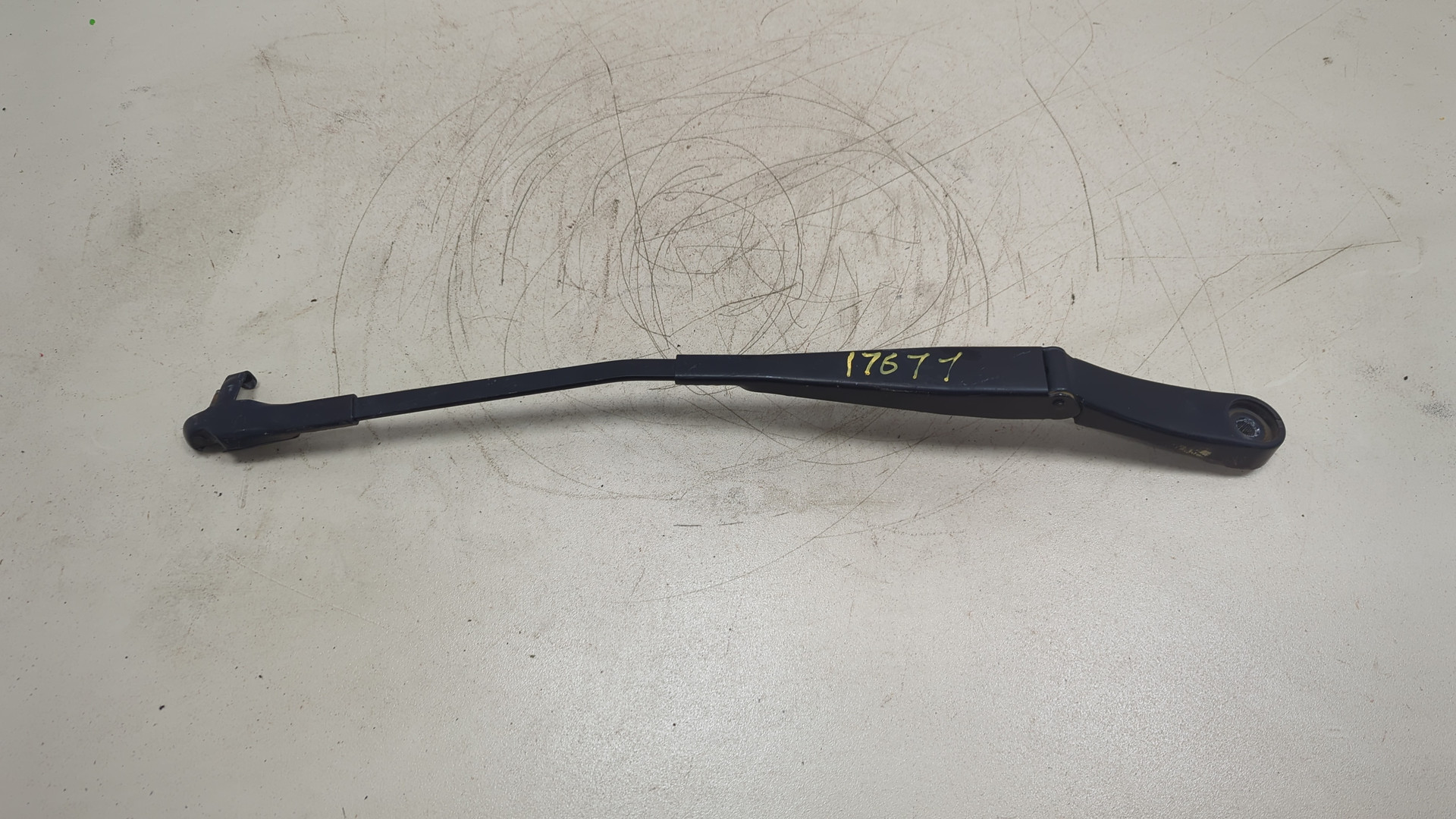 Поводок стеклоочистителя передний левый