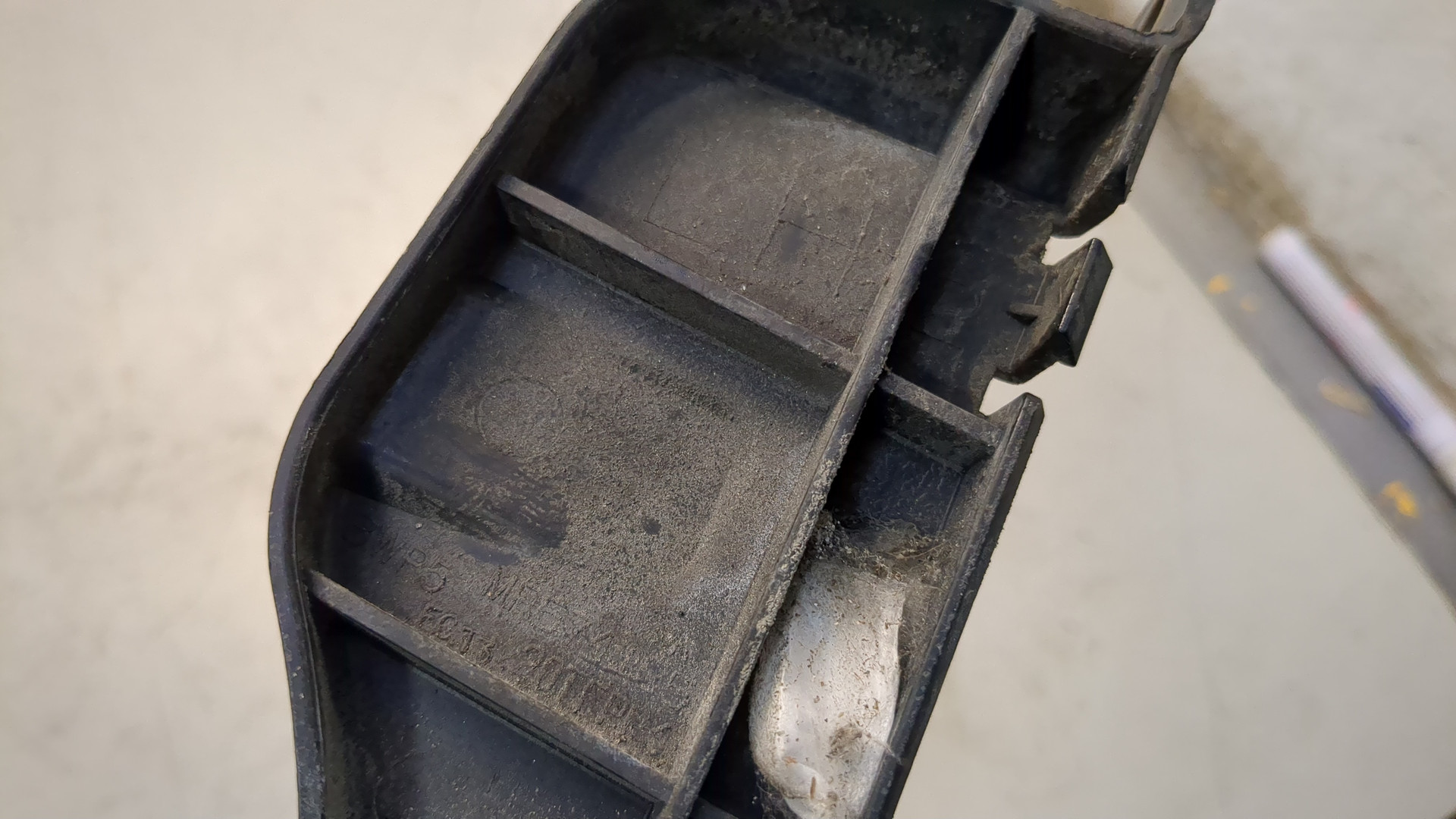 Кронштейн заднего бампера левый