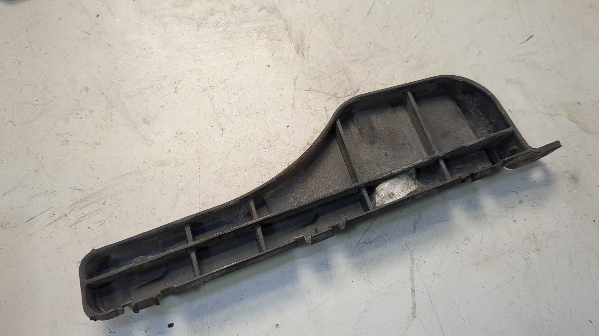 Кронштейн заднего бампера левый