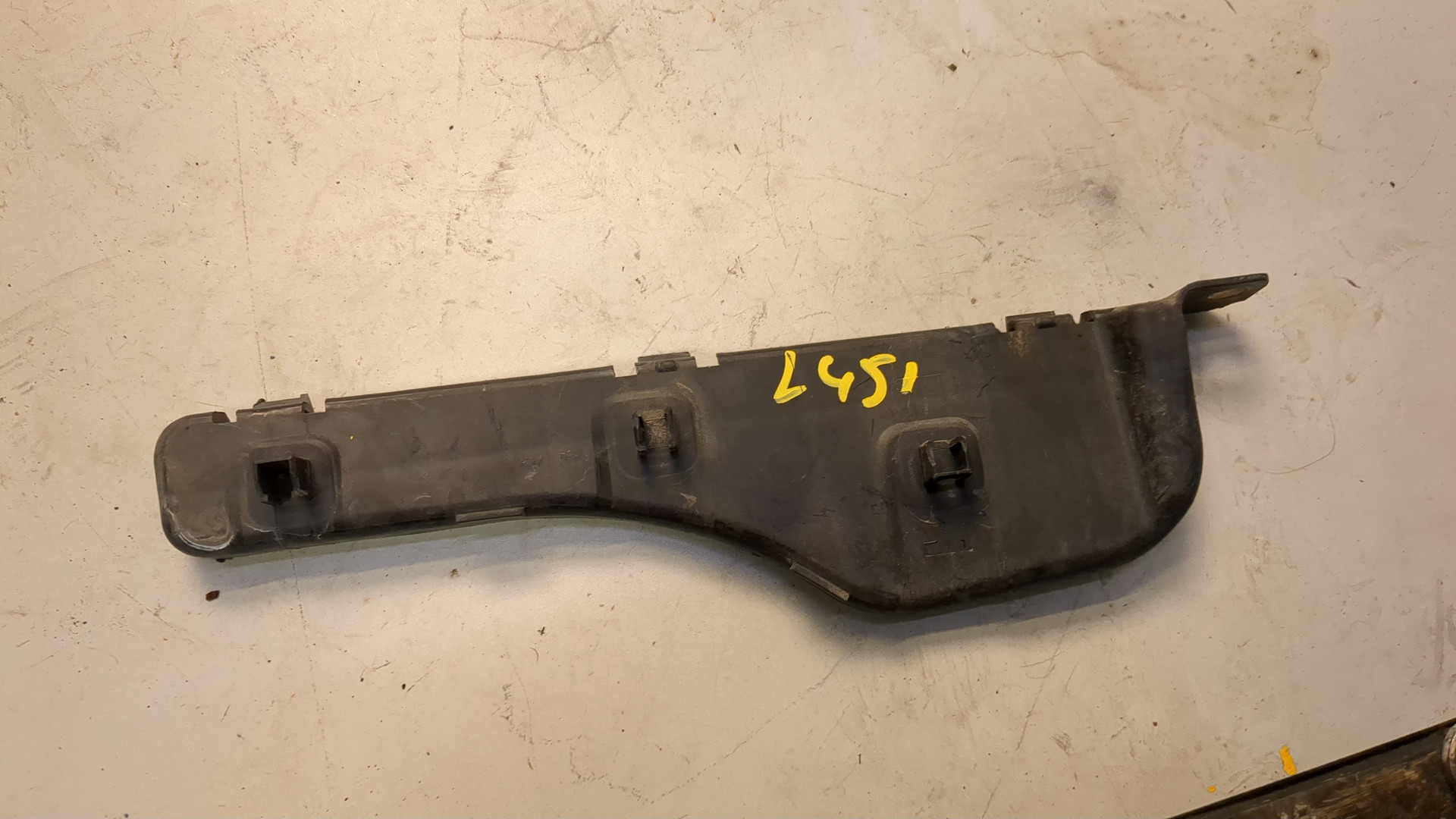 Кронштейн заднего бампера левый