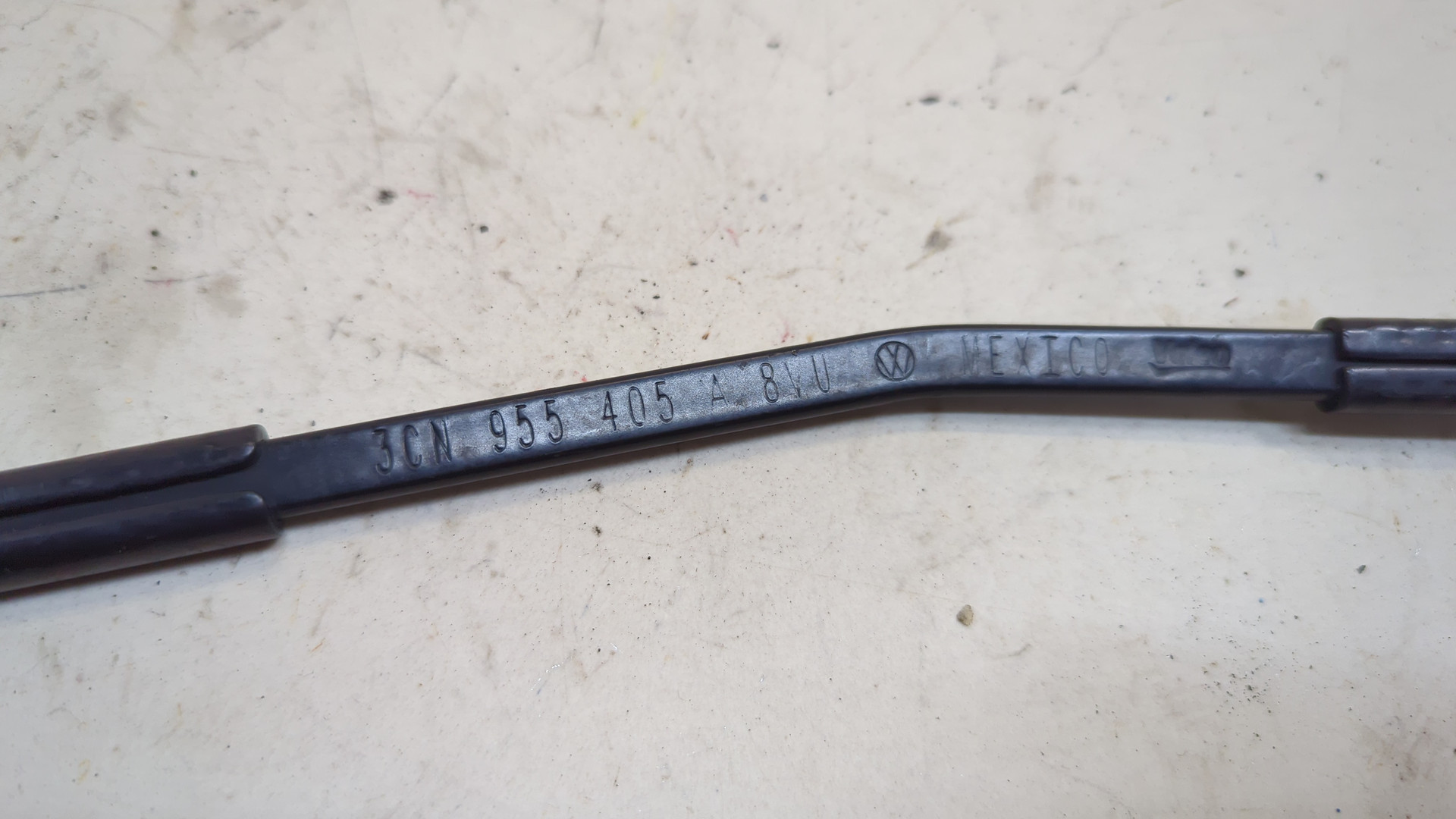 Поводок стеклоочистителя передний левый