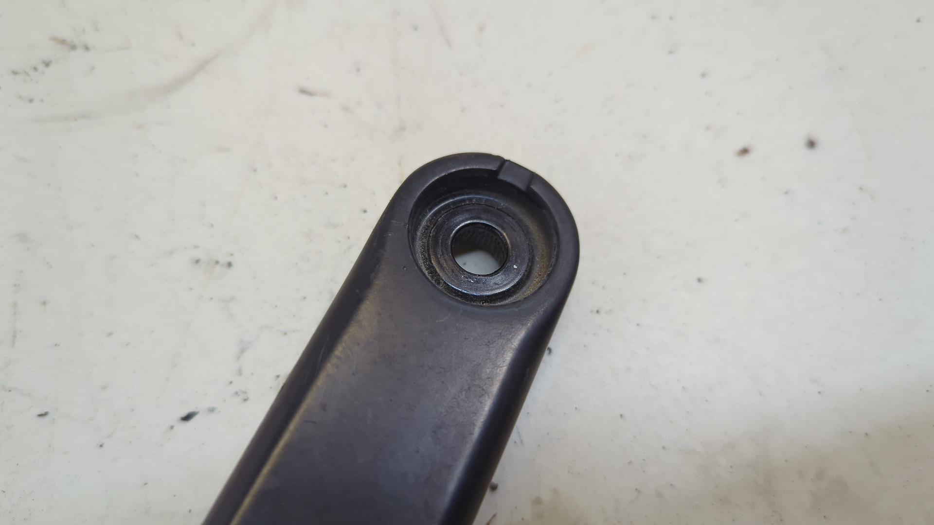 Поводок стеклоочистителя передний левый