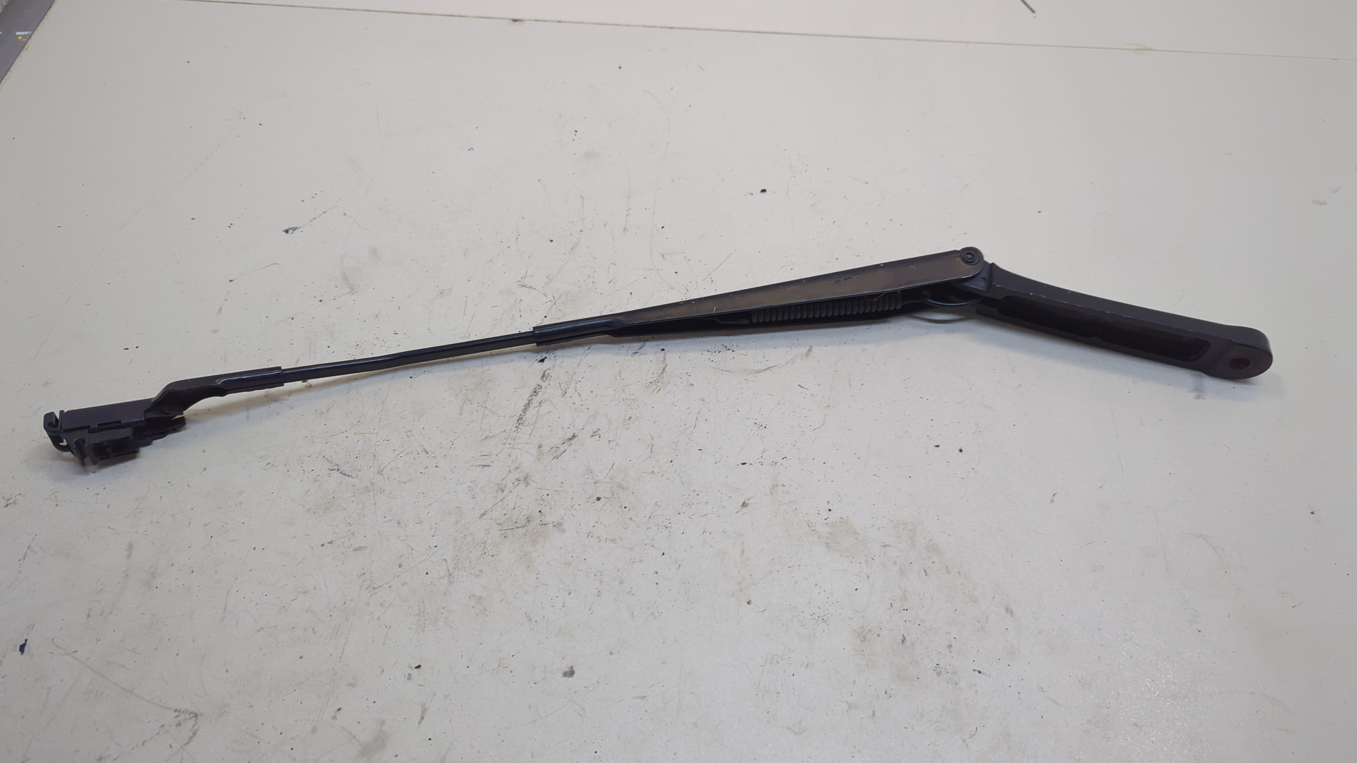 Поводок стеклоочистителя передний левый