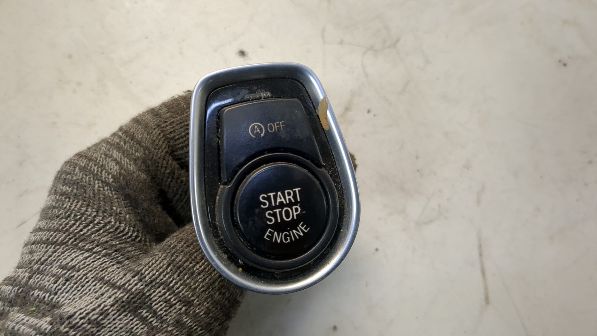 Кнопка запуска двигателя