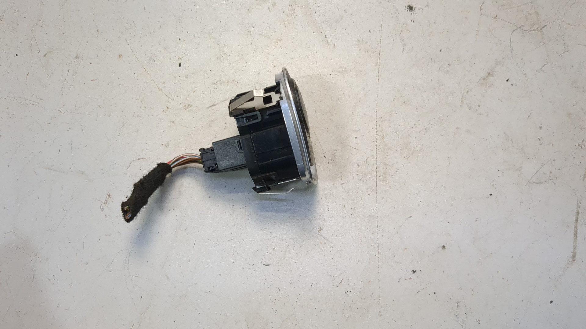 Кнопка запуска двигателя