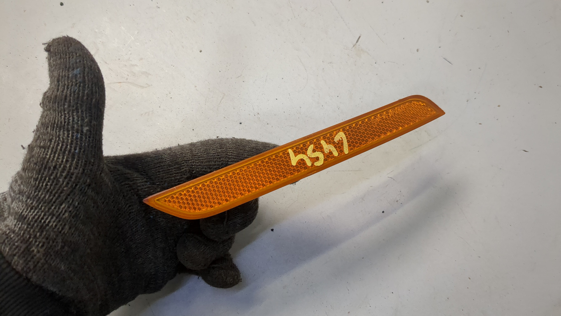 Отражатель передний правый у фары