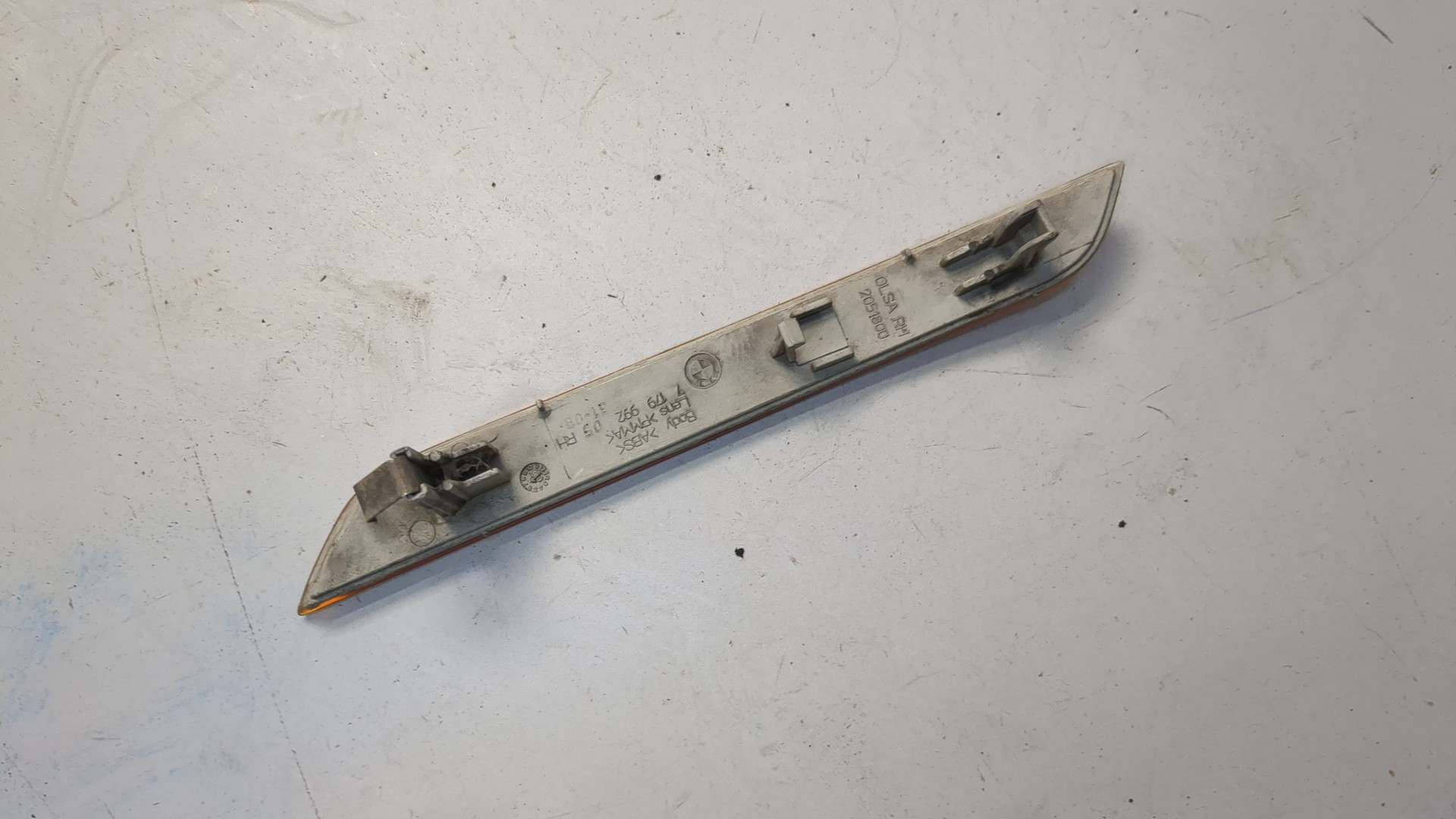 Отражатель передний правый у фары