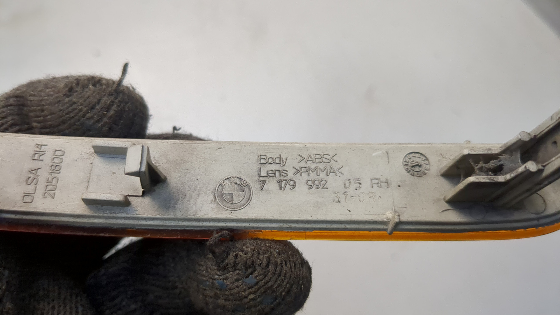 Отражатель передний правый у фары