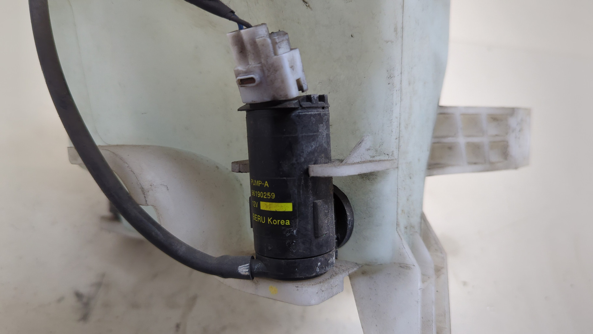 Бачок омывателя лобового стекла