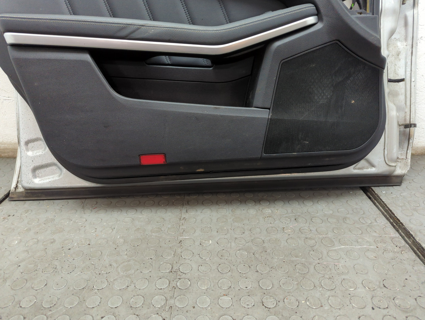 Дверь передняя левая