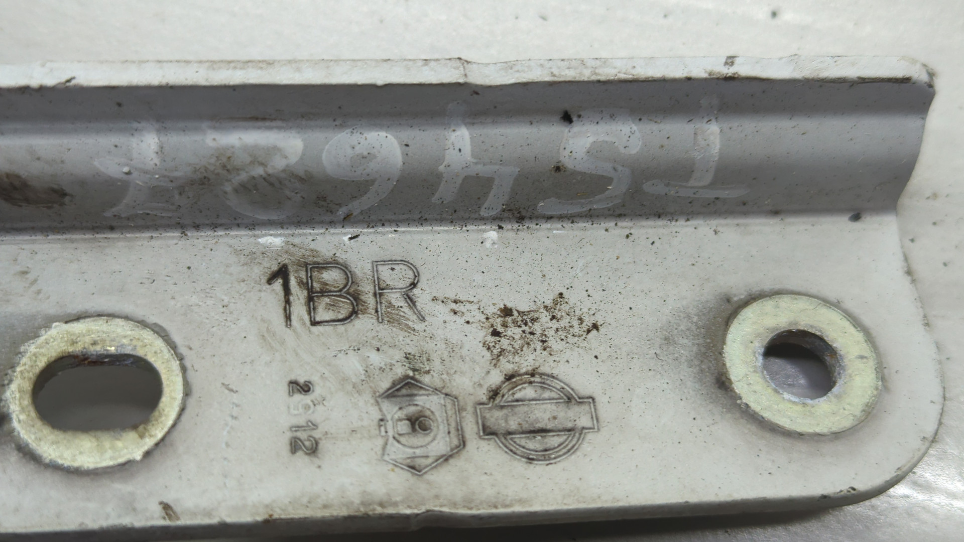 Петля капота правая