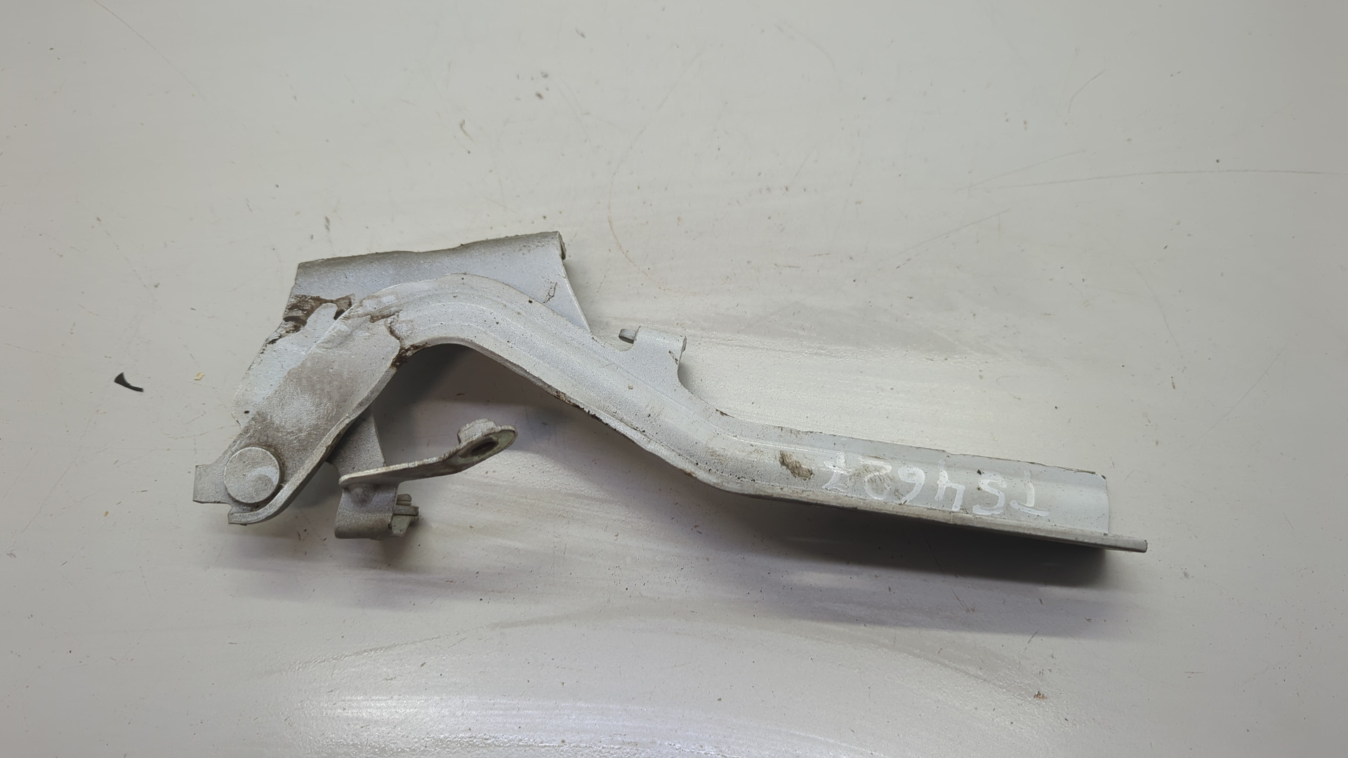 Петля капота правая