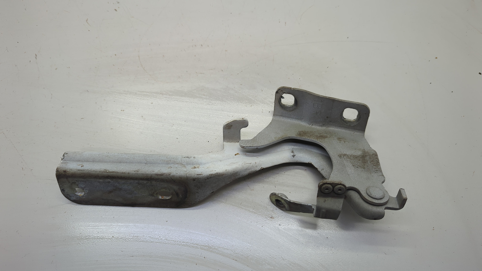 Петля капота правая