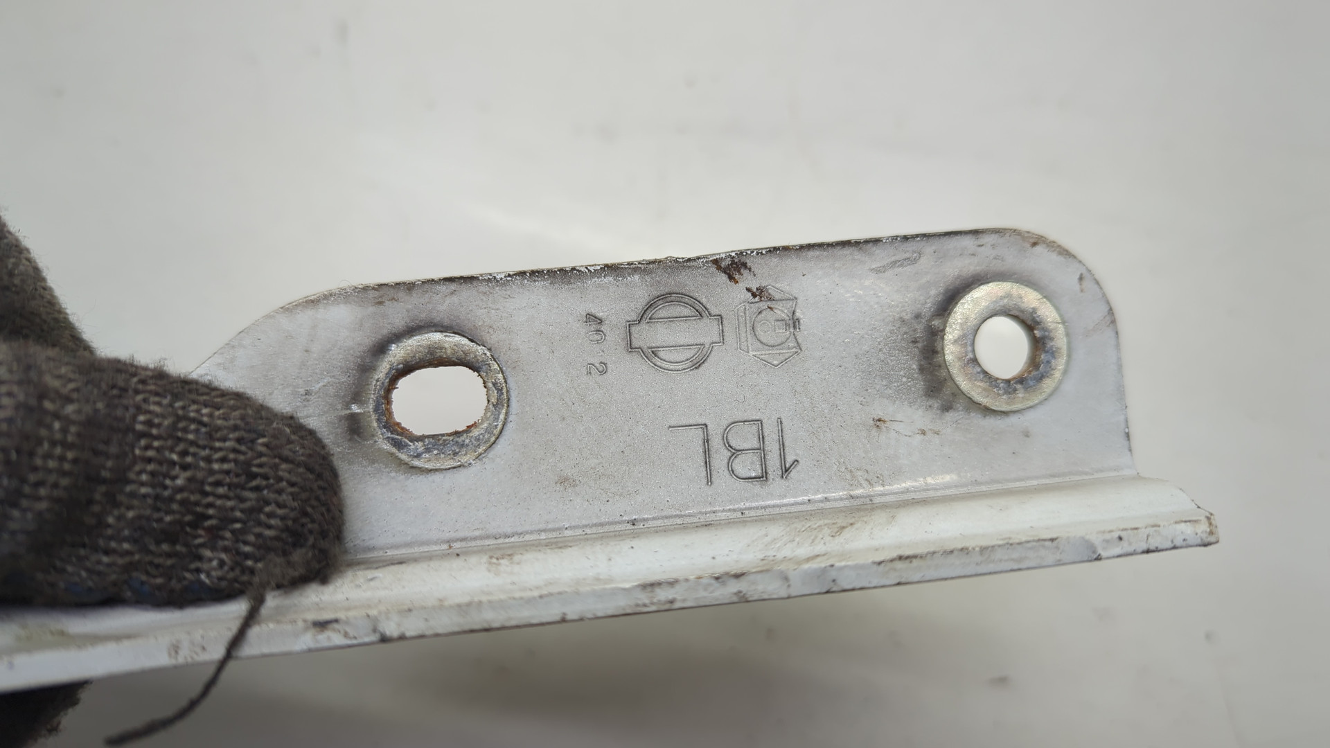 Петля капота левая