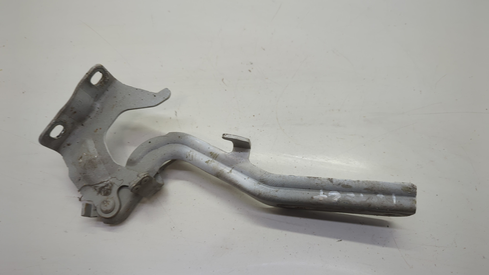 Петля капота левая