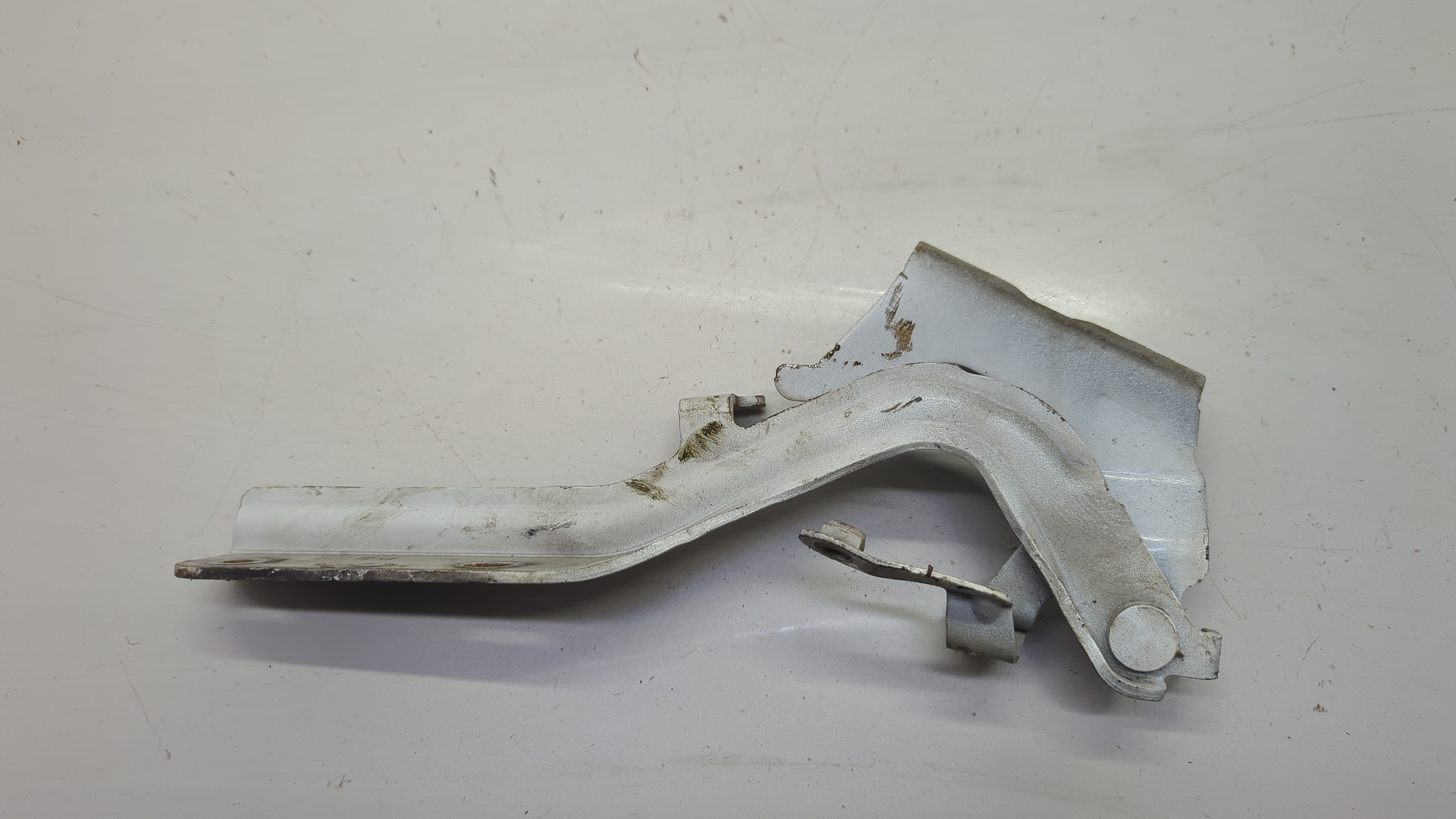 Петля капота левая