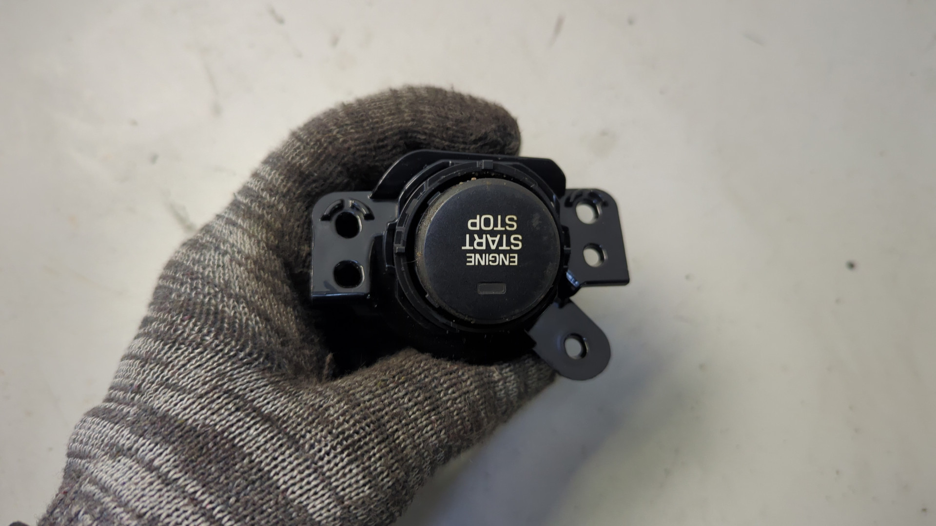 Кнопка запуска двигателя