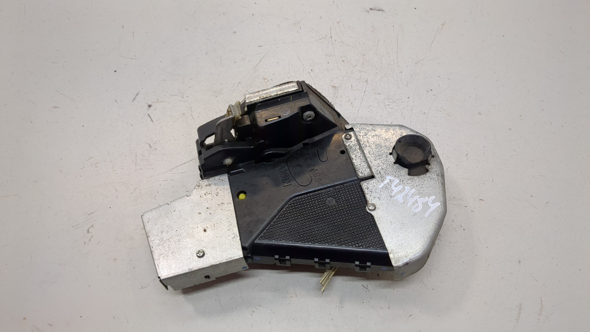 Замок двери передней правой