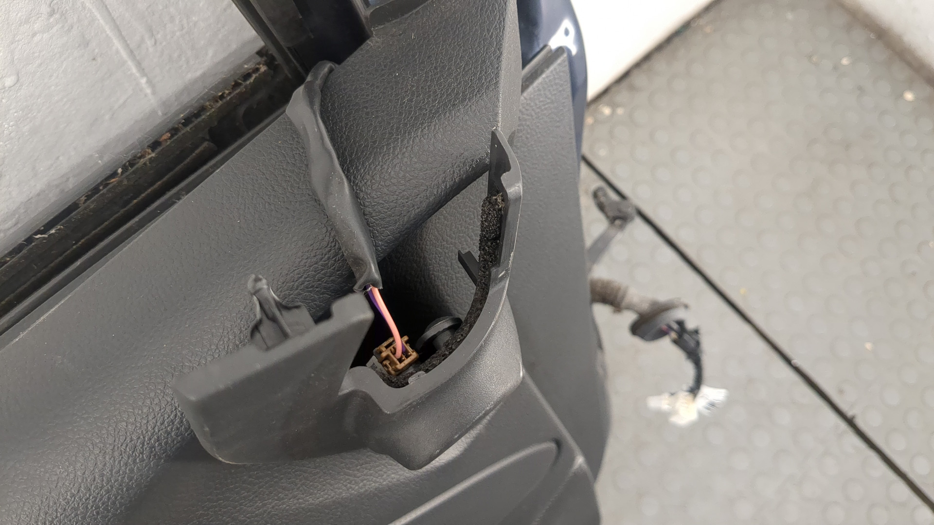 Дверь передняя левая