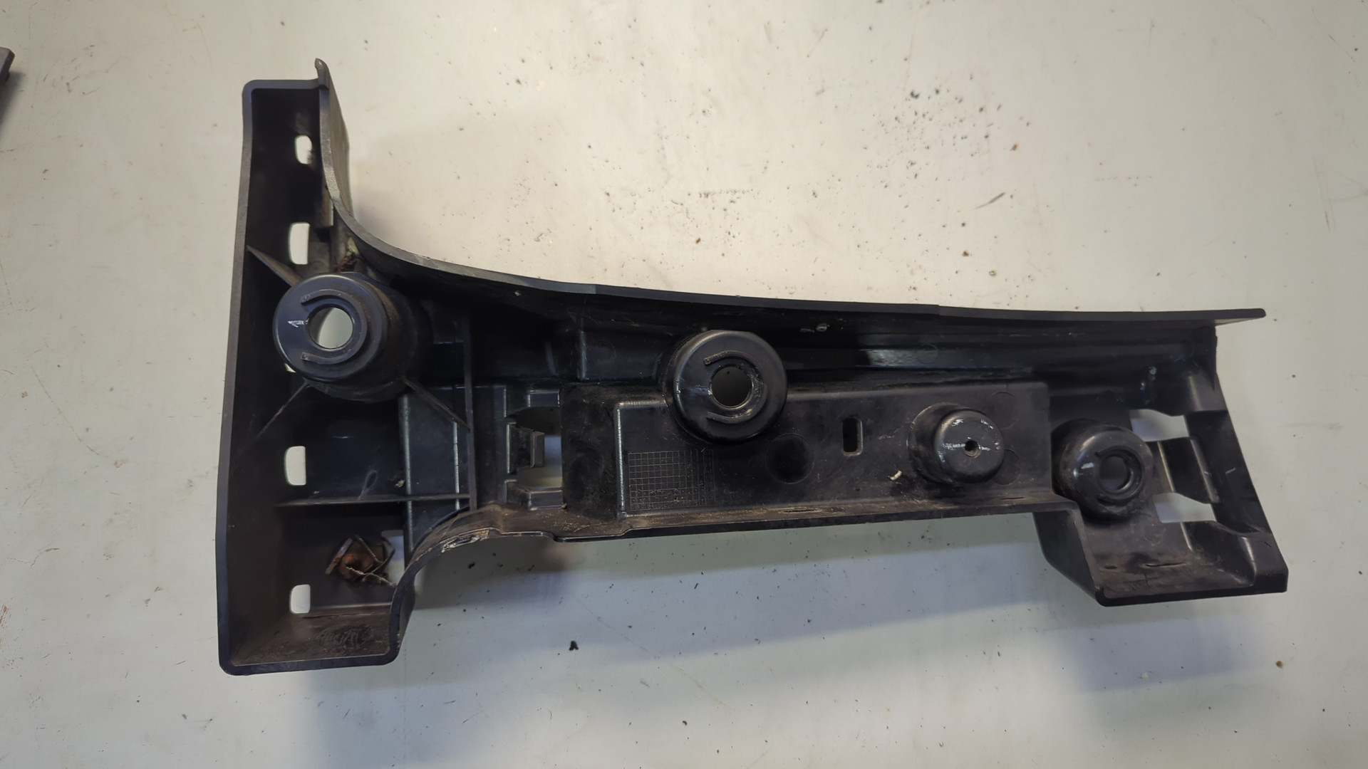 Кронштейн заднего бампера левый