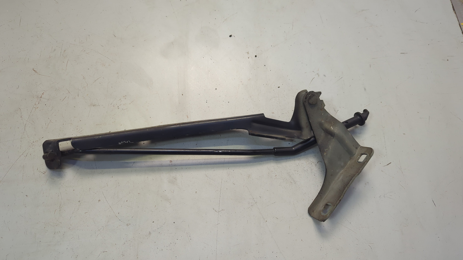 Петля капота