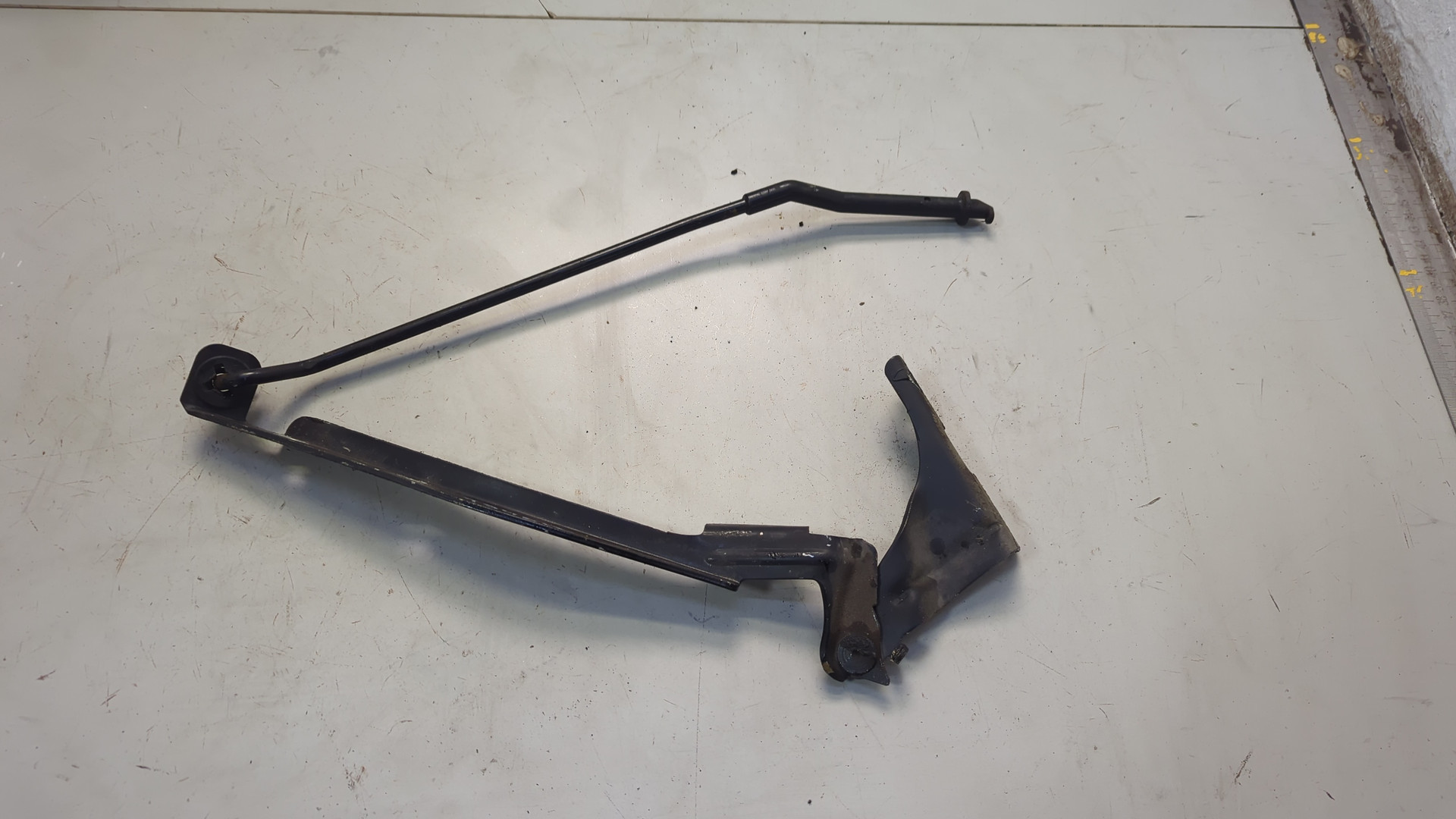 Петля капота