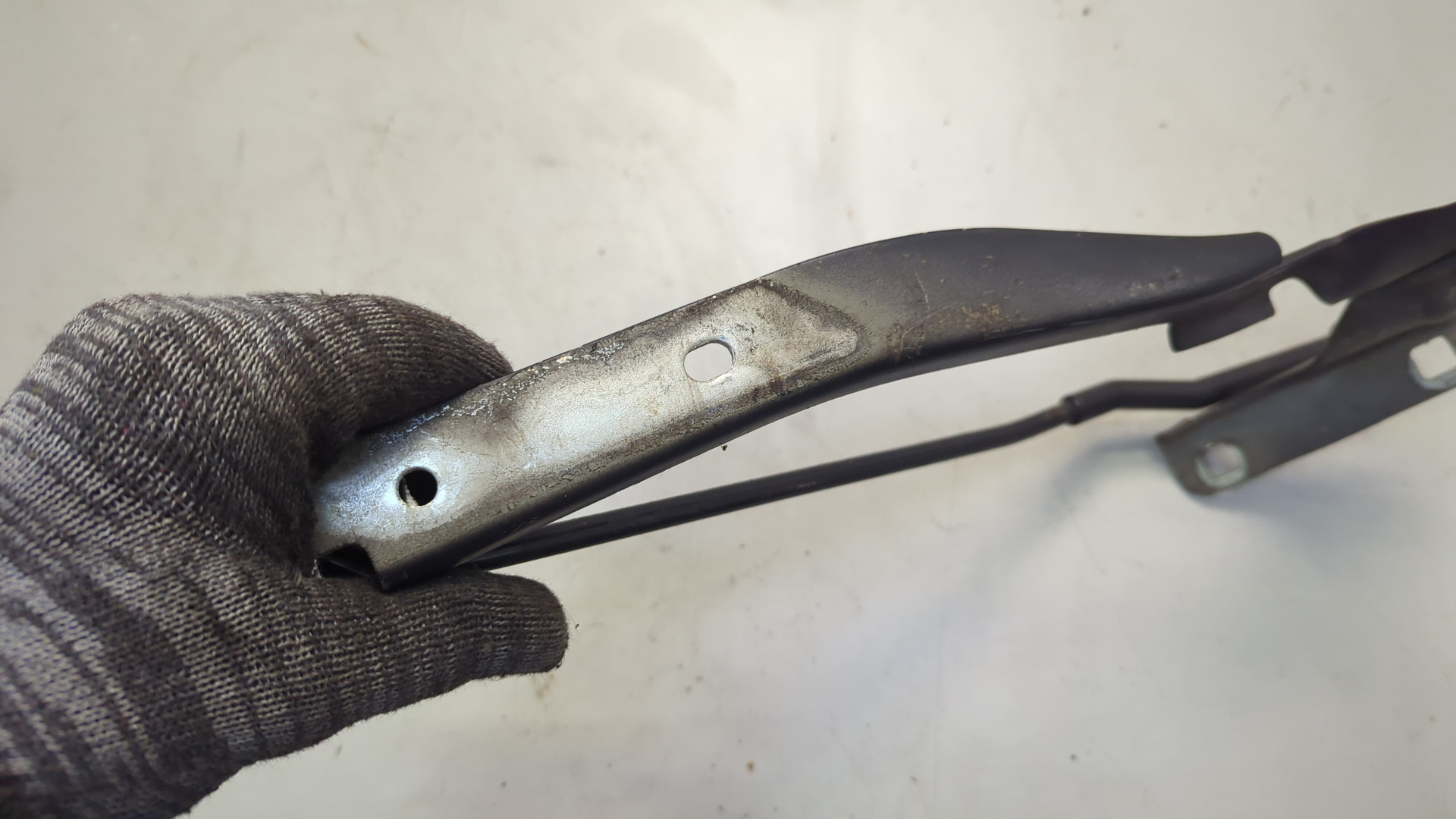 Петля капота