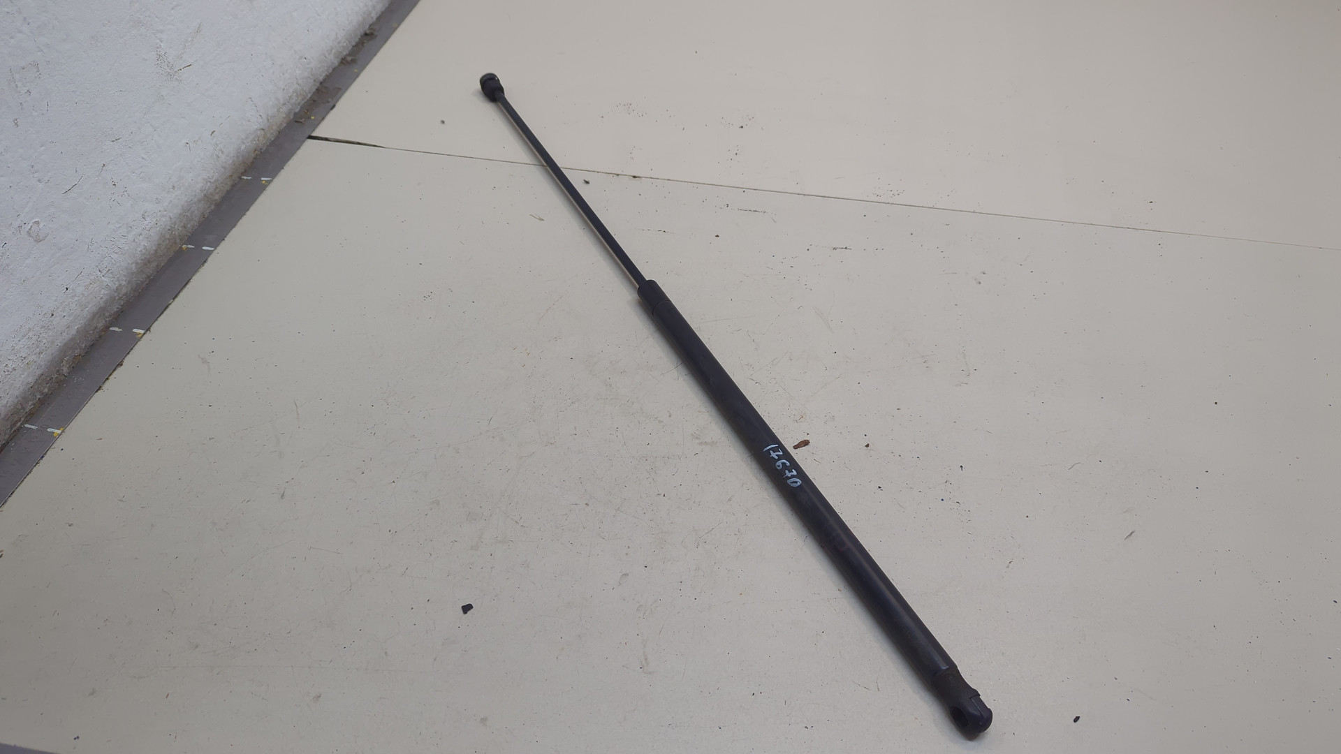 Амортизатор капота