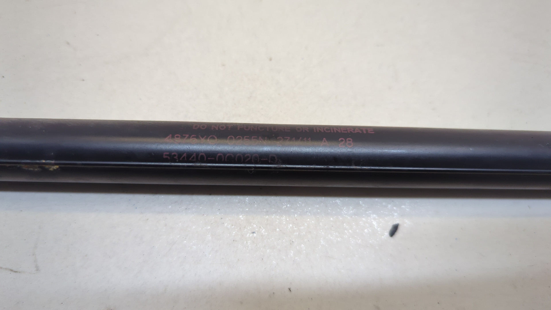 Амортизатор капота