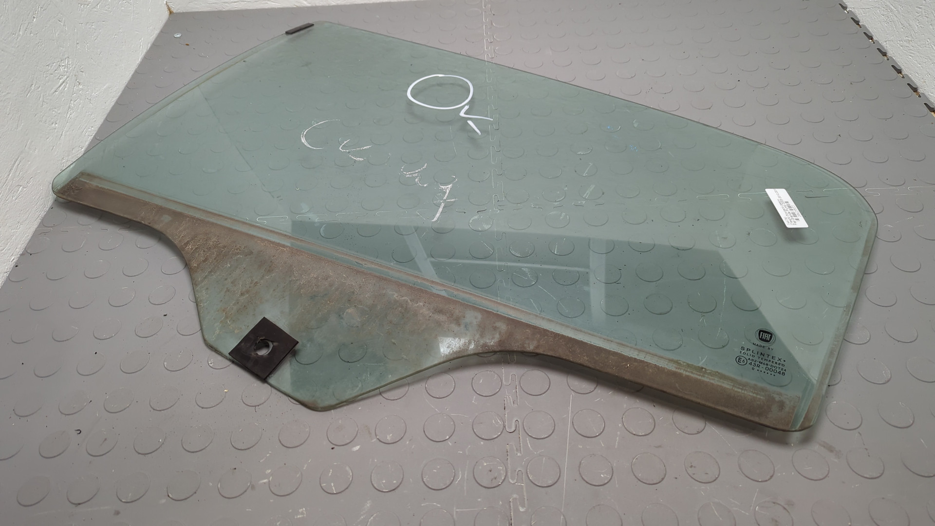 Стекло двери задней левой