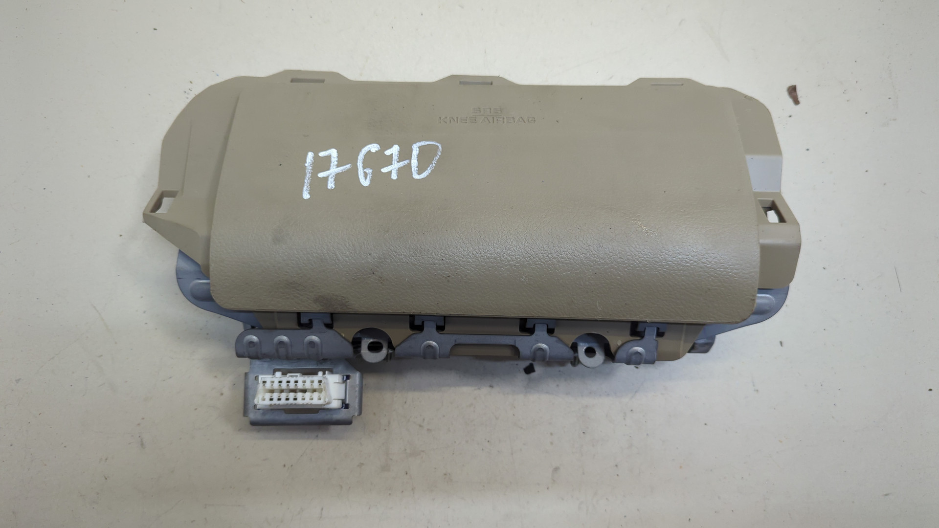 Подушка безопасности нижняя (для колен)