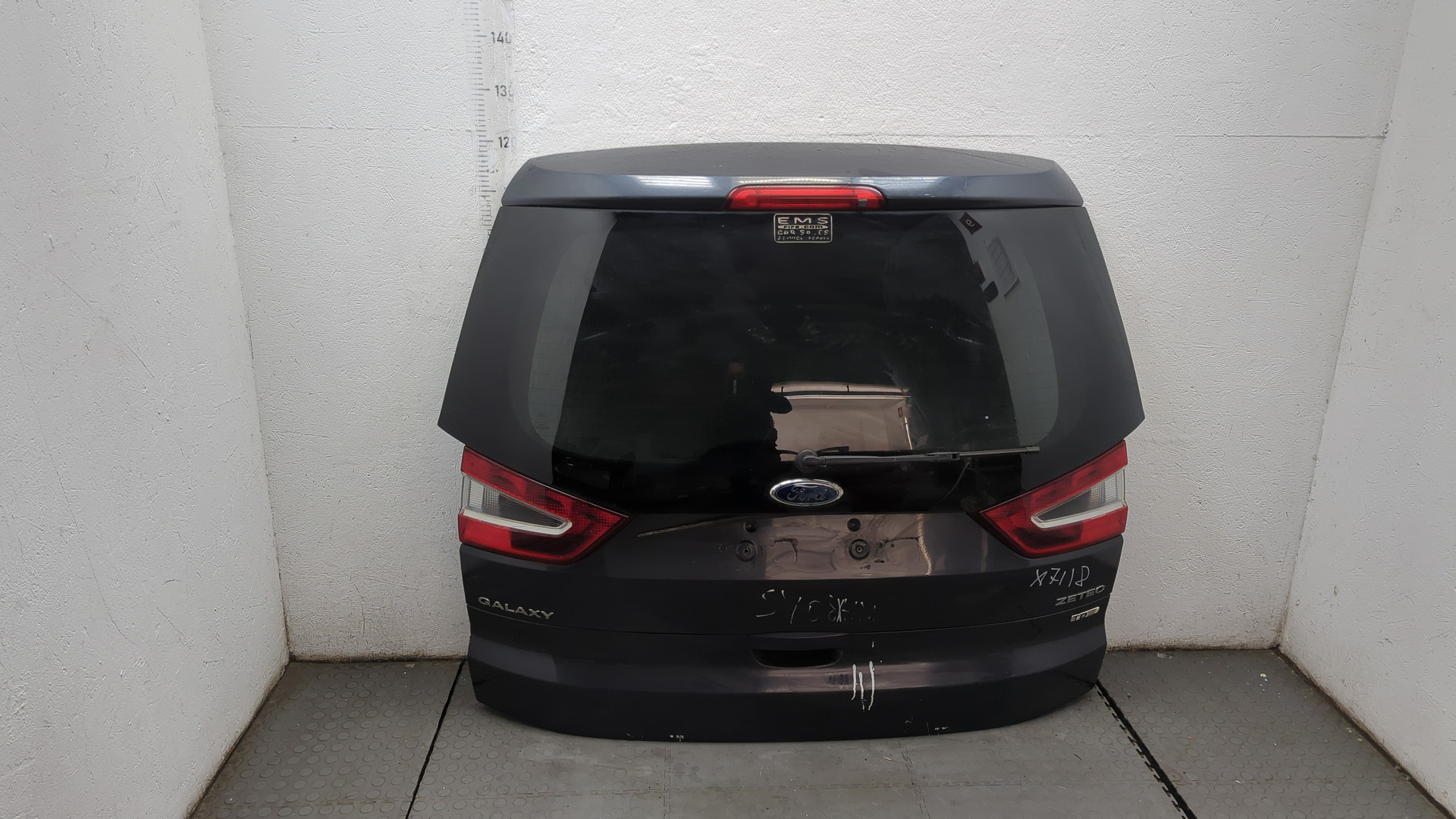 Дверь багажника